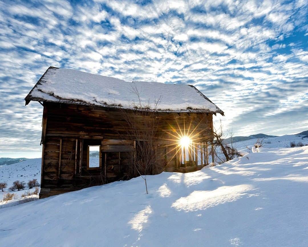 National Geographic Travelさんのインスタグラム写真 - (National Geographic TravelInstagram)「Photo by @stephen_matera | The sun sets behind an old homestead in a snowy meadow in Methow Valley, Washington. The Methow Valley is located on the east slope of the North Cascades along the North Cascades Highway. The valley is accessible year-round but only from the east in winter, as the North Cascades Highway closes because of deep snows. In winter the valley is a cross-country skiing destination with over 120 miles of groomed Nordic skiing, fat biking, and snowshoeing trails.  Follow me @stephen_matera for more images like this from Washington and around the world. #winter #sunset #homestead #methowvalley」11月12日 6時05分 - natgeotravel