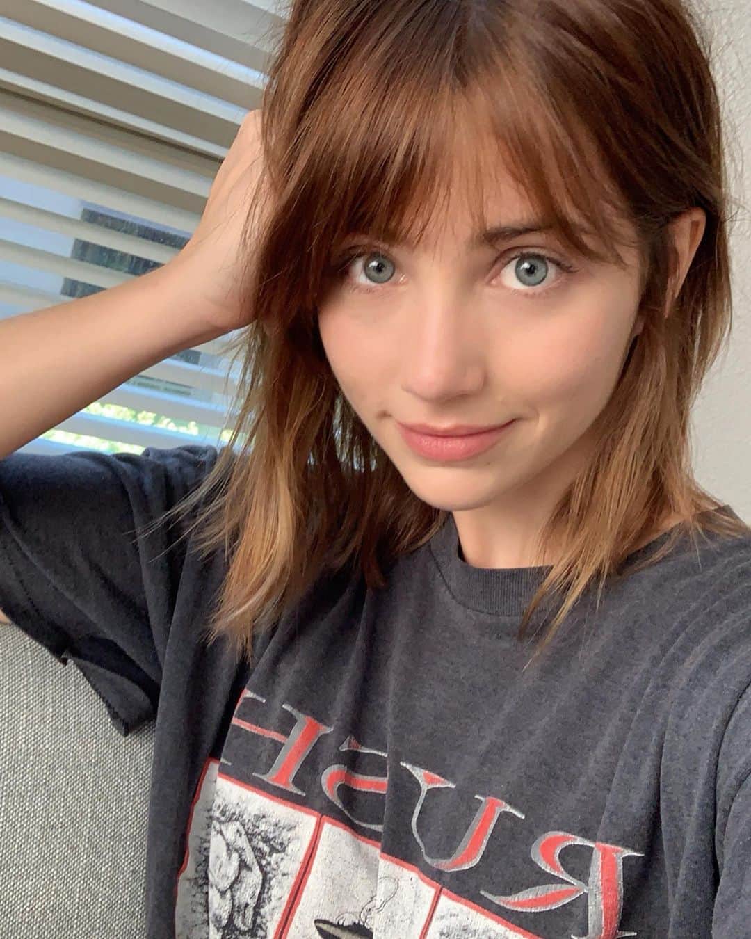 エミリー・ラッドのインスタグラム：「bit darker & more bang for fall w/ my hair guardians @mizzchoi @salsalhair !! what do we think? 🍂💇‍♀️🧡 tee from @reformation vintage」
