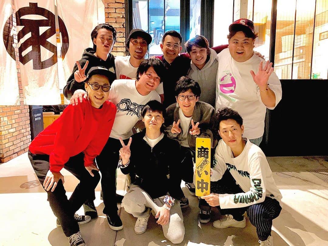 高見雄登のインスタグラム：「最高のお兄さんたちにお世話になりまくった夜でした！ ありがとうございました！ ひとまずおやすみなさい！おはようございます！ #ハチマル蒲鉾 朝の5時過ぎ。 タグさんがぼくのリクエストした最後の夜汽車を歌ってくれた。 かっこよかった。 やっぱりタグさんになら抱かれてもいいかもと思ってしまった。」