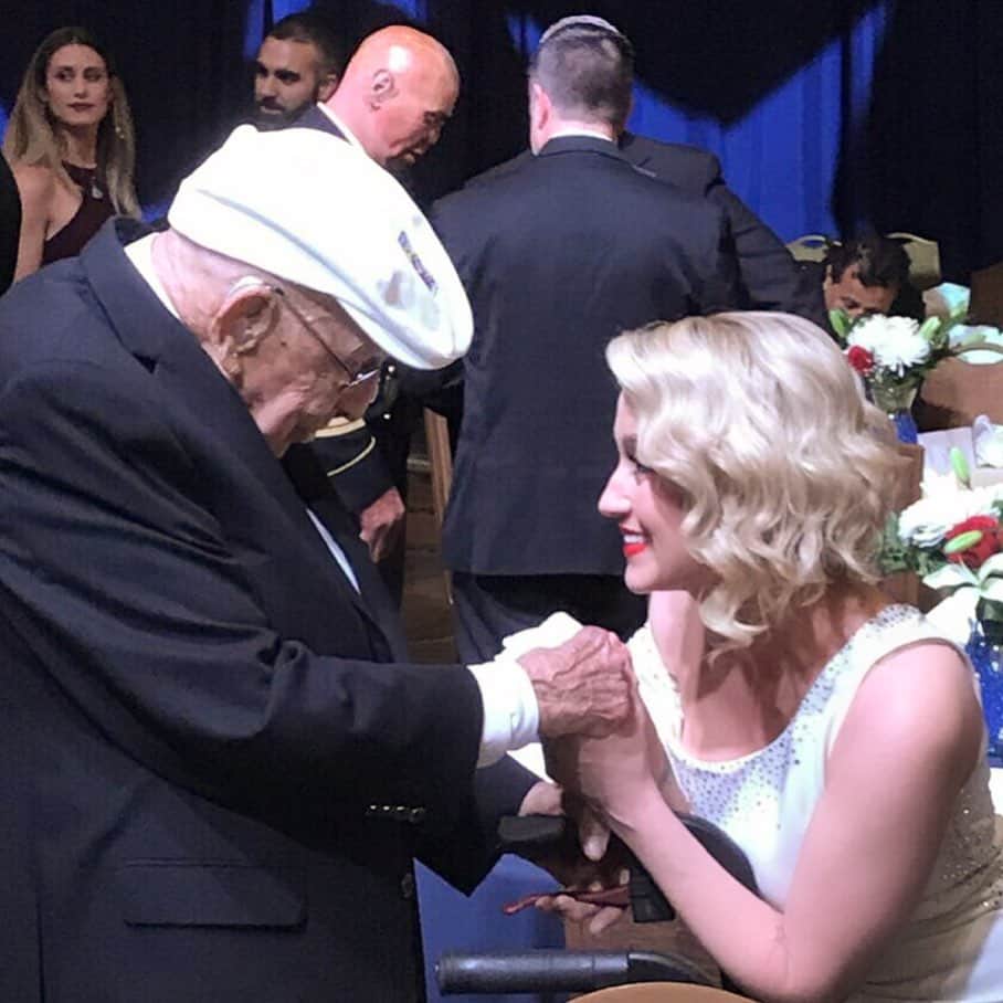 ケリー・ピックラーのインスタグラム：「To all the men and women who have served our country: thank you for your service.🇺🇸 #VeteransDay . 📸 Lt Col Richard E. Cole: he was one of the hero airmen who took part in the Doolittle Raid, April 18th 1942 🇺🇸」