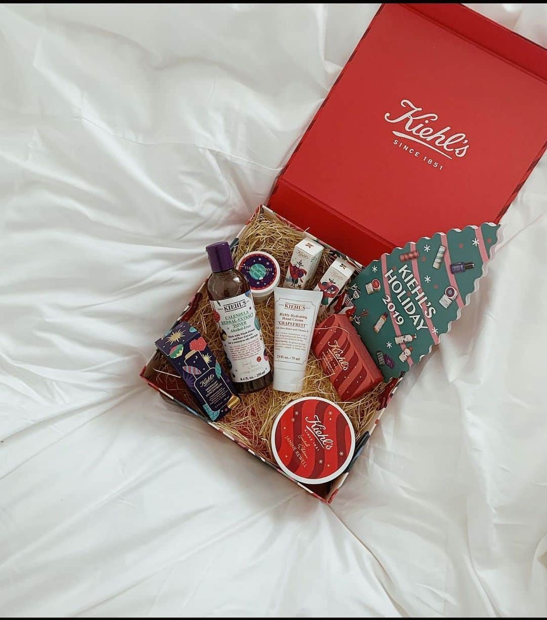 のインスタグラム：「ㅤㅤㅤㅤㅤㅤㅤㅤㅤㅤㅤㅤㅤ Thanks @kiehlsjp ❤︎ ㅤㅤㅤㅤㅤㅤㅤㅤㅤㅤㅤㅤㅤ 大好きなカレンデュラの化粧水はもう3本目🤟🏻 ㅤㅤㅤㅤㅤㅤㅤㅤㅤㅤㅤㅤㅤ #kiehls #キールズホリデイ2019」