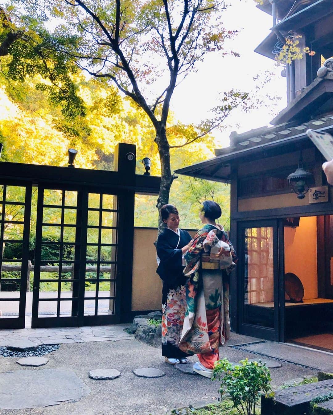 松永ちさとさんのインスタグラム写真 - (松永ちさとInstagram)「素敵な髪型とvintageのお着物👘 お母様役のりえぃさんの優しさと美しさ 可愛がってもらって沁みました🥺🌿 11/末には見渡す景色が紅葉するそう そのタイミングでこれたら幸せだな 天然温泉も入れる癒しの館🧖‍♀️❤︎❤︎ #ウェルカム手作り最中も美味 #温泉#炭酸カルシウム温泉 #wedding#weddinghair #髪型#和装#旅婚#少人数宿 #chisatravel#大阪#音羽山荘 #chisawedding#松永ちさと」11月12日 12時13分 - chisato_matsunaga