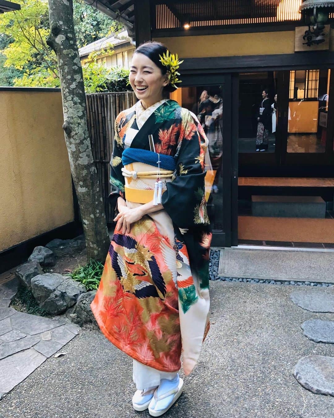 松永ちさとさんのインスタグラム写真 - (松永ちさとInstagram)「素敵な髪型とvintageのお着物👘 お母様役のりえぃさんの優しさと美しさ 可愛がってもらって沁みました🥺🌿 11/末には見渡す景色が紅葉するそう そのタイミングでこれたら幸せだな 天然温泉も入れる癒しの館🧖‍♀️❤︎❤︎ #ウェルカム手作り最中も美味 #温泉#炭酸カルシウム温泉 #wedding#weddinghair #髪型#和装#旅婚#少人数宿 #chisatravel#大阪#音羽山荘 #chisawedding#松永ちさと」11月12日 12時13分 - chisato_matsunaga