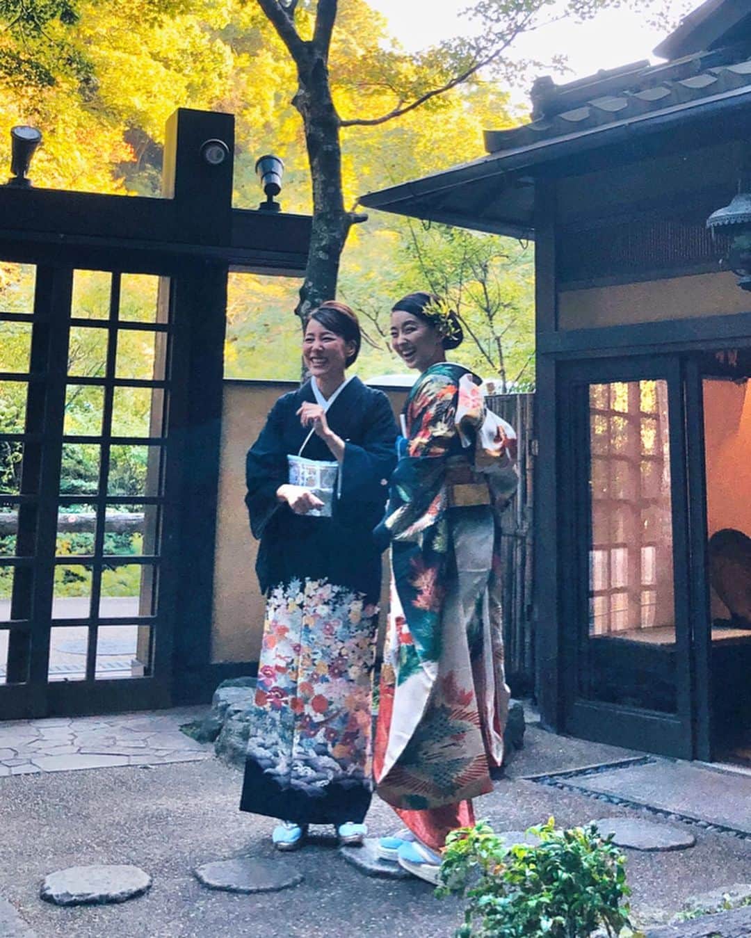 松永ちさとさんのインスタグラム写真 - (松永ちさとInstagram)「素敵な髪型とvintageのお着物👘 お母様役のりえぃさんの優しさと美しさ 可愛がってもらって沁みました🥺🌿 11/末には見渡す景色が紅葉するそう そのタイミングでこれたら幸せだな 天然温泉も入れる癒しの館🧖‍♀️❤︎❤︎ #ウェルカム手作り最中も美味 #温泉#炭酸カルシウム温泉 #wedding#weddinghair #髪型#和装#旅婚#少人数宿 #chisatravel#大阪#音羽山荘 #chisawedding#松永ちさと」11月12日 12時13分 - chisato_matsunaga