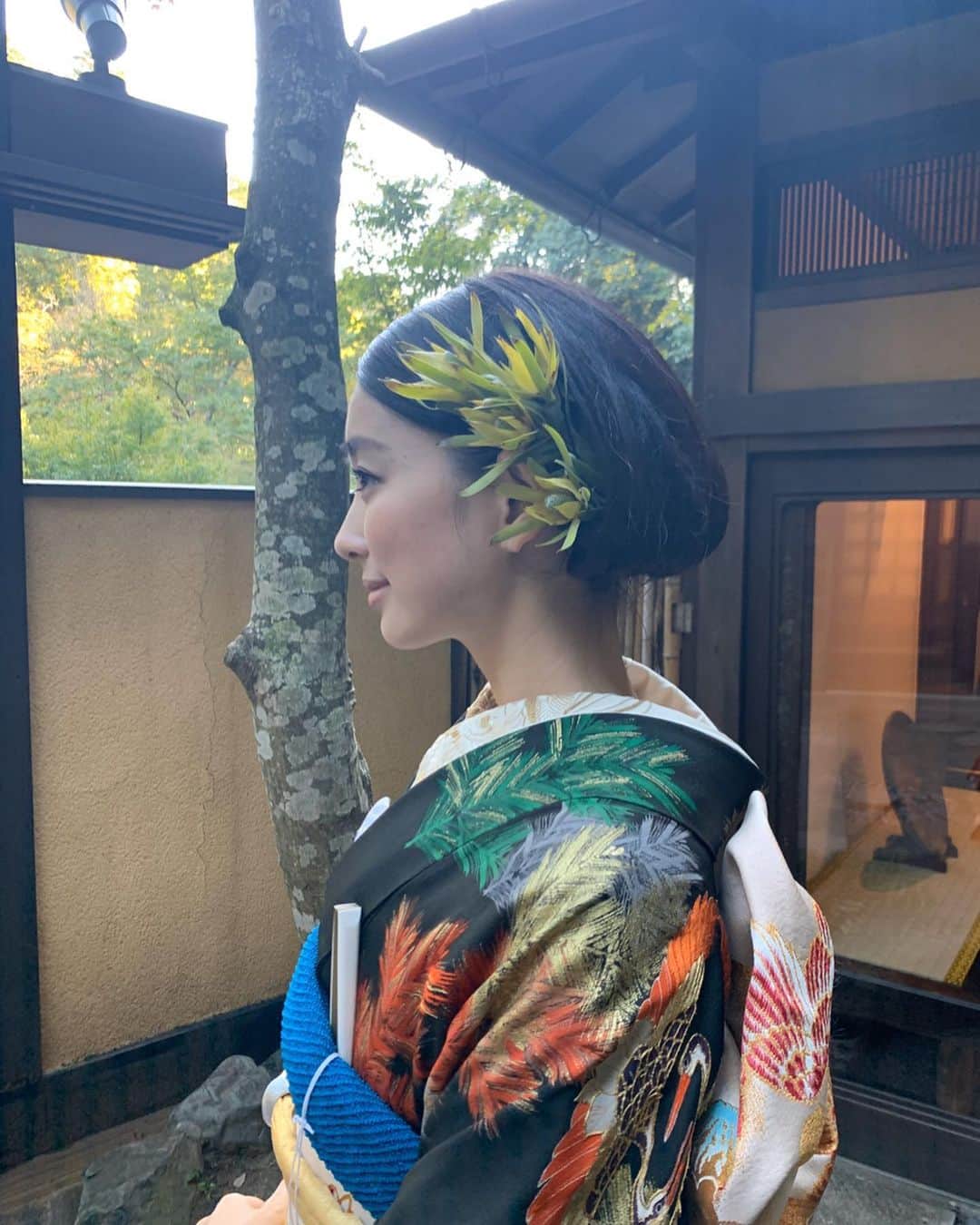 松永ちさとさんのインスタグラム写真 - (松永ちさとInstagram)「素敵な髪型とvintageのお着物👘 お母様役のりえぃさんの優しさと美しさ 可愛がってもらって沁みました🥺🌿 11/末には見渡す景色が紅葉するそう そのタイミングでこれたら幸せだな 天然温泉も入れる癒しの館🧖‍♀️❤︎❤︎ #ウェルカム手作り最中も美味 #温泉#炭酸カルシウム温泉 #wedding#weddinghair #髪型#和装#旅婚#少人数宿 #chisatravel#大阪#音羽山荘 #chisawedding#松永ちさと」11月12日 12時13分 - chisato_matsunaga