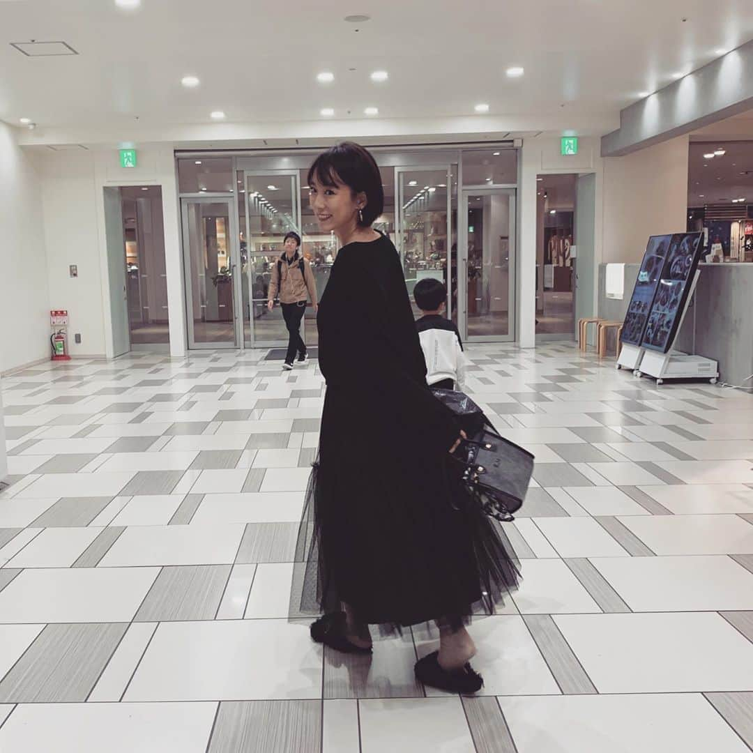 村上沙織さんのインスタグラム写真 - (村上沙織Instagram)「good morning. 昨夜は学校終わりに娘のサッカーシューズを買いに行ってきました。娘はただいまサッカー⚽️部してます。球技がめちゃくちゃ苦手らしいので、少しでもボールに慣れてくれたらいいなー💁‍♀️ ・ そんなこんなで晩御飯は外食をしたので楽チンな夜🌉8時半には寝ちゃいました😆♥️♥️♥️ 今日は一日頑張れそう🥰 #shopping#mamalife#rosymonster」11月12日 6時53分 - rosysaorimonster