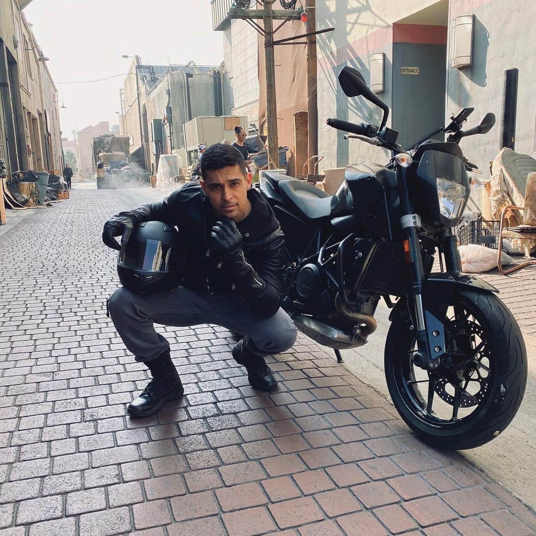 ウィルマー・バルデラマのインスタグラム：「“I’m just a little bit country..” On set... #NCIS」