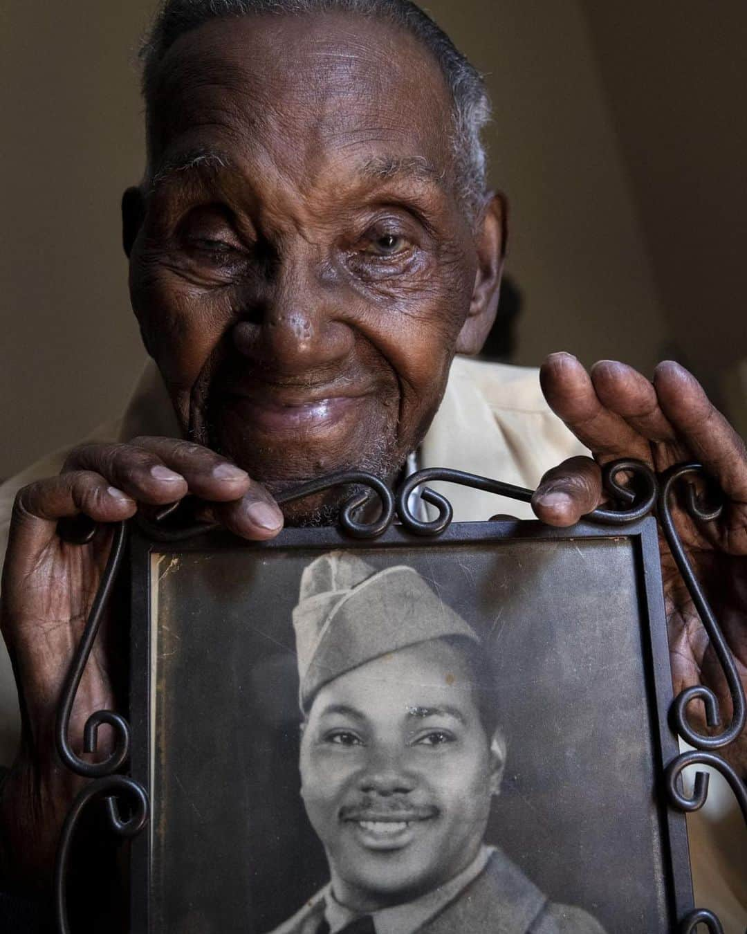 ブライス・ダラス・ハワードさんのインスタグラム写真 - (ブライス・ダラス・ハワードInstagram)「Meet Lawrence Brooks, a living legend of 110 years and the oldest living American to have served during World War II 🇺🇸 Born in 1909, Brooks served as a support worker in the Army's 91st Engineer Battalion, a majority African-American unit stationed in New Guinea and the Philippines during the war. He reached the rank of private first class. What’s the secret to his long life? Brooks says, “I love people.” Lawrence Brooks is one of the many heroes we honor on #VeteransDay — thank you for your service!」11月12日 7時19分 - brycedhoward