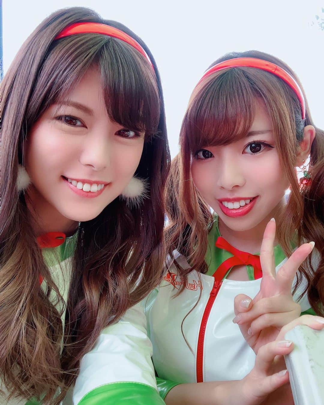 熊林保奈美のインスタグラム：「* . おはよーっ🙋🏻‍♀️ 今日はつーちゃんとの絡みを 載っけちゃうよ🤭💗 つーちゃんファンの方ぜひ見て欲しい。 . 1枚目 つーちゃん「一緒に撮ろう〜☺️」 私「撮ろ撮ろ〜🥰」 . 2枚目 自撮りしてるとこ かほりんにパパラッチされる . 3枚目(動画) 私のスマホでも撮る〜と言い つーちゃんに動画ドッキリ仕掛ける (ごめんけど反応可愛すぎて萌えた🤤) . 4枚目 つーちゃんの困惑顔が ただただ可愛い (ドッキリしてごめん笑) . * #superGT #SGT2019 #SGT #GT300 #スーパーGT #フロンティアキューティーズ #植毛goandfun #goandfun #motorsports #autosport #racequeen #レースクイーン #RQ #モデル #熊林保奈美 #道産子 #Japanesegirl #paddokgirls #pitgirl #instalike #selfie #맞팔 #선팔 #キューティーズは目の保養」