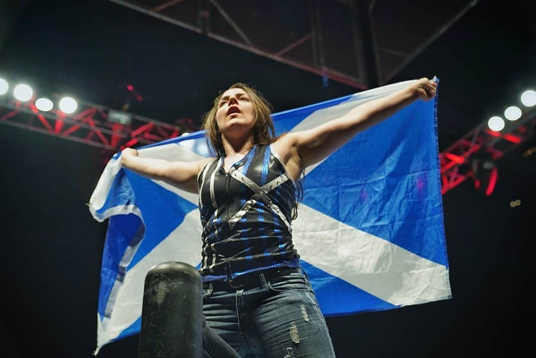 WWEさんのインスタグラム写真 - (WWEInstagram)「#WWEGlasgow welcomed back their hometown girl @nikkicrosswwe with a lot of ❤️」11月12日 7時31分 - wwe