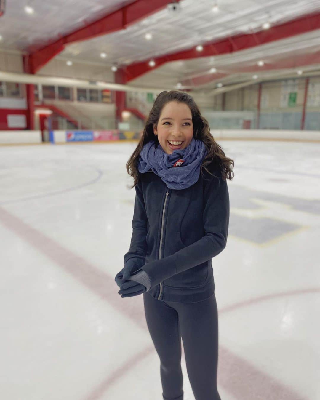 ロレイン・マクナマラのインスタグラム：「It’s officially time to bundle up and @twiceaswarm has got you covered! With their “Wear One, Give One” program, each purchase provides a new clothing item to someone in need. Help spread the warmth this season by taking part in this cozy cause ♥️🎁🧣#twiceaswarm #givelove #givingback #donate #spreadwarmth #madeinusa #buyonegiveone」