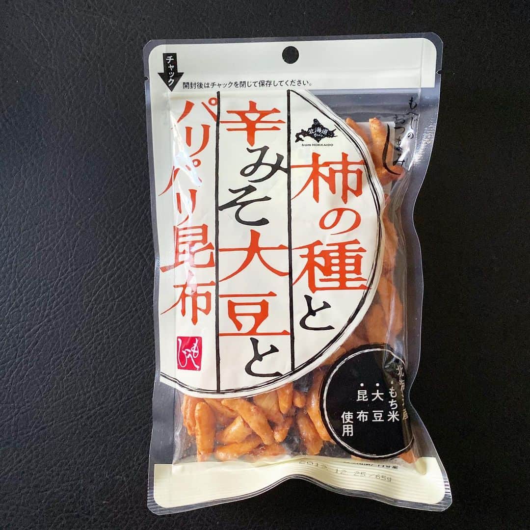 中倉隆道さんのインスタグラム写真 - (中倉隆道Instagram)「. 柿ピーモーニング♬😋🍘✨ . 今朝はカルディの 『柿の種と辛みそ大豆とパリパリ昆布』 . これパリパリ昆布がウマウマなんだよー♬ 柿の種と一緒に食べると柿の種の旨味までUP！😆👍 . 辛みそ大豆の香ばしさもイイ！！ 商品名がそのまんまで長いけどw それぞれの良さが立ってる逸品✨ . . 今日も元気に笑顔でいきまっしょい♬😊 . . #カルディ #もへじ #柿の種と辛みそ大豆とパリパリ昆布 #中倉隆道  #柿の種 #柿ピー研究家 #柿ピー #柿ピー評論 #柿の種研究家 #ご当地シリーズ #ご当地柿の種 #柿ピーウォッチング #フリーアナウンサー #アニメ研究家」11月12日 7時43分 - ryudo.tokyo