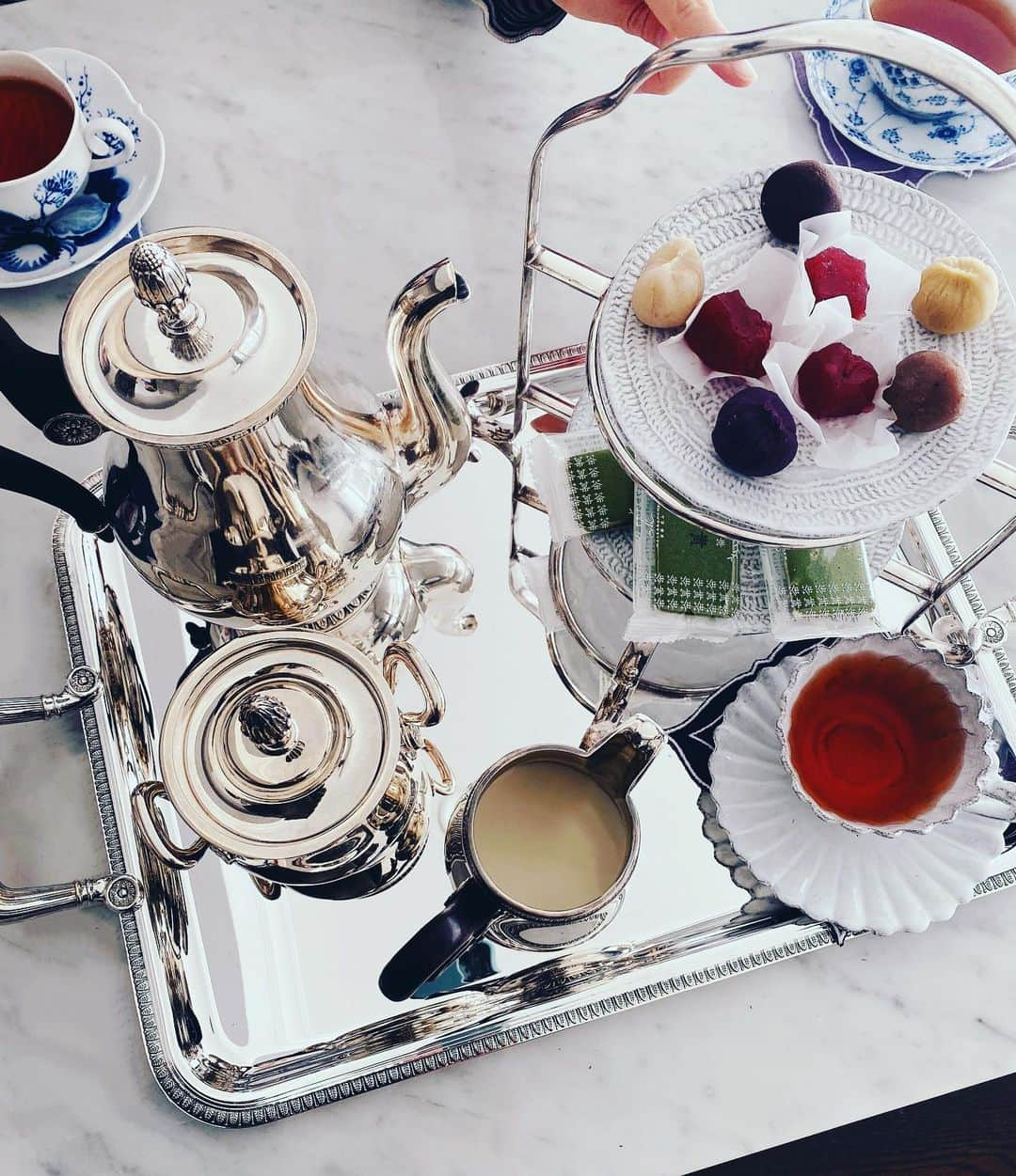 白澤貴子さんのインスタグラム写真 - (白澤貴子Instagram)「Happy sunday teatime with my japanese sweets souvenirs.  日曜日の昼下がり。  週末の昼間に私がリビングにいると、必ず息子がお茶しようと嬉しそうに寄ってきて、準備も手伝ってくれるようになった。  そのおかげで、出先で家族へのお土産に紅茶と合うお菓子を探す時間がとても楽しい。  今回は、紅茶の相性とプチプチの食感が大好評だった福岡土産あまおうのわらび餅と、トークショーでいただいた美味しい差し入れを並べたらいつもより華いで、ちょっとしたティーパーティーに🎈  5年以上使っていなくて悲しそうな顔をしていたケーキスタンドをパントリーの奥から救出し、手が真っ黒になるほどシルバークロスで磨きました😂  #白澤とヴィンテージマンション」11月12日 7時54分 - takakoshirasawa