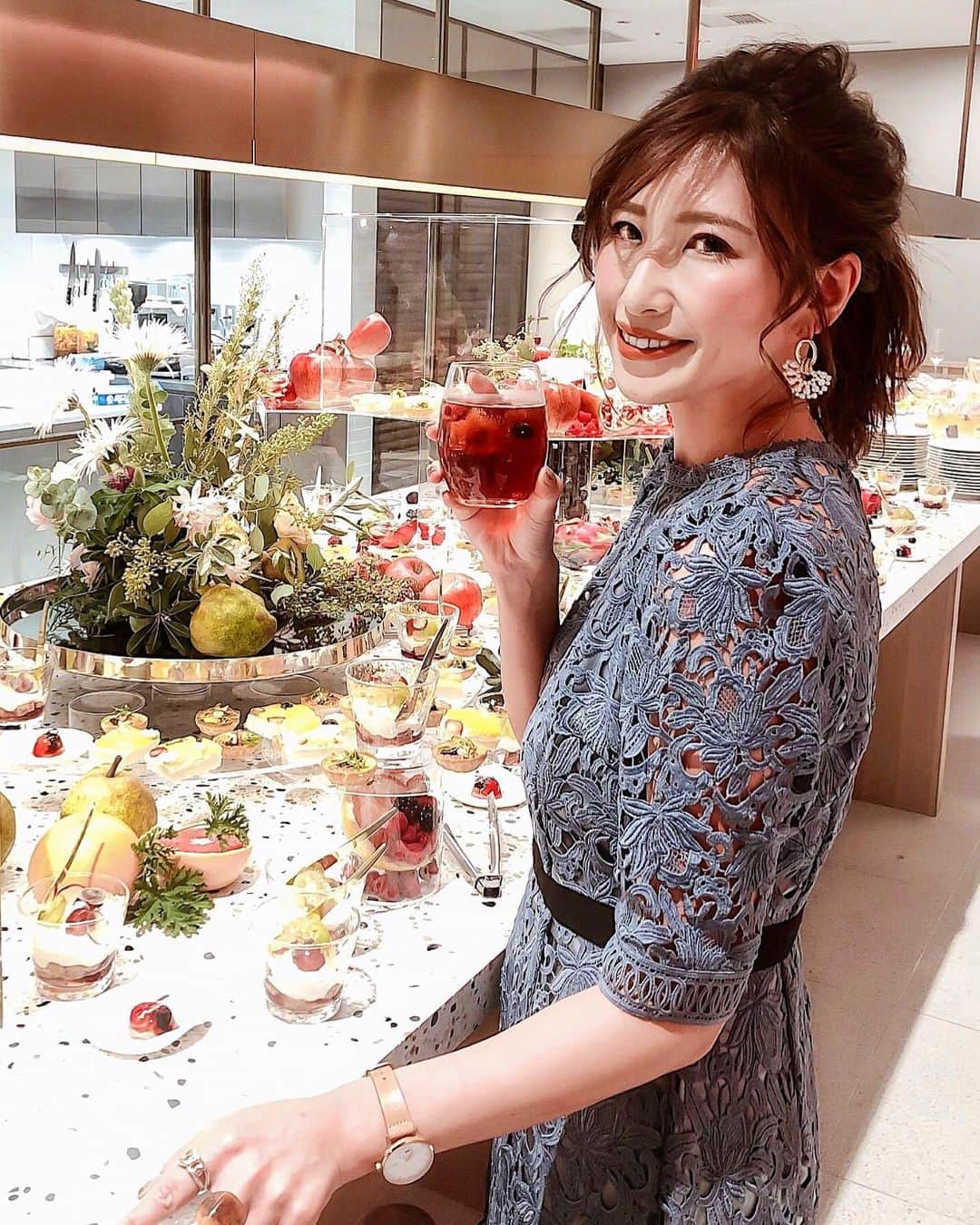 のインスタグラム：「今年もボジョレー・ヌーボーが11/21(木)に解禁されるよー♬ ・ お酒好きとしては毎年飲んでおかないと✨ 早速ボジョレーを取り扱いしているお店を予約したよ😊 ・ 来週末はボジョレーワインを楽しんできます！ 2枚目のイラストが可愛いので見てね🍇 ・ ・ #オフィスカジュアル#パーティードレス #パーティーヘア #きれいめコーデ#きれいめカジュアル#お酒好き女子 #お酒好きな人と繋がりたい #ワイン好きな人と繋がりたい #ワイン好き #ボジョレー #ボジョレー解禁  #ボジョレーヌーボー#ワイン大好き #ワインバー #ワインのある暮らし #ワイン🍷 #ワイン会 #ワイン好きと繋がりたい #ワイン女子 #お酒大好き #銀座グルメ #銀座ディナー  #アンリフェッシ #ボジョレンジャー#焼肉ひむか」