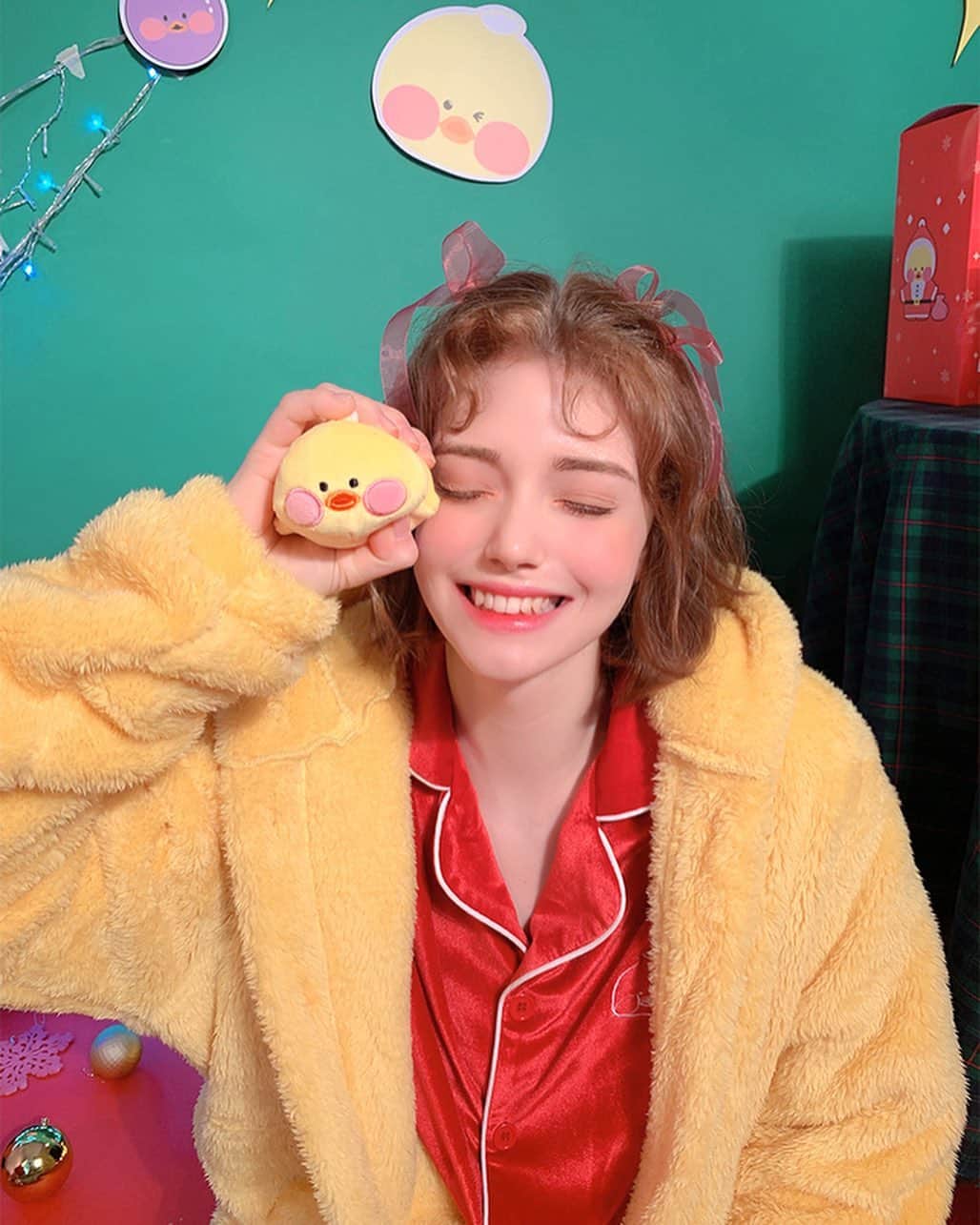 Chuuのインスタグラム：「🎄Merry Fan Fan🎄 온라인 (offcial web site) OPEN✨ 지금 바로 만나보세욧💛 @cafe_mimi @fanfanchuu」