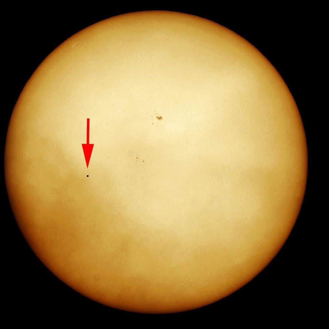 ブライアン・メイさんのインスタグラム写真 - (ブライアン・メイInstagram)「It’s a Mercury Day !! This great picture taken by Jamie Cooper @jamiecooperphotography shows a tiny black dot in the face of the Sun, just a couple of hours ago. That’s in addition to that nice big group of fuzzy Sunspots to the right, which just happens to be on the Earth-facing side of the Sun right now. The black dot is quite sharp and black - it’s the planet Mercury - seen here in silhouette, in ‘transit’ between us and the Sun. It won’t happen again until 32 years’ time. That probably counts me out, so I’m happy to see this one ! Bri」11月12日 8時12分 - brianmayforreal