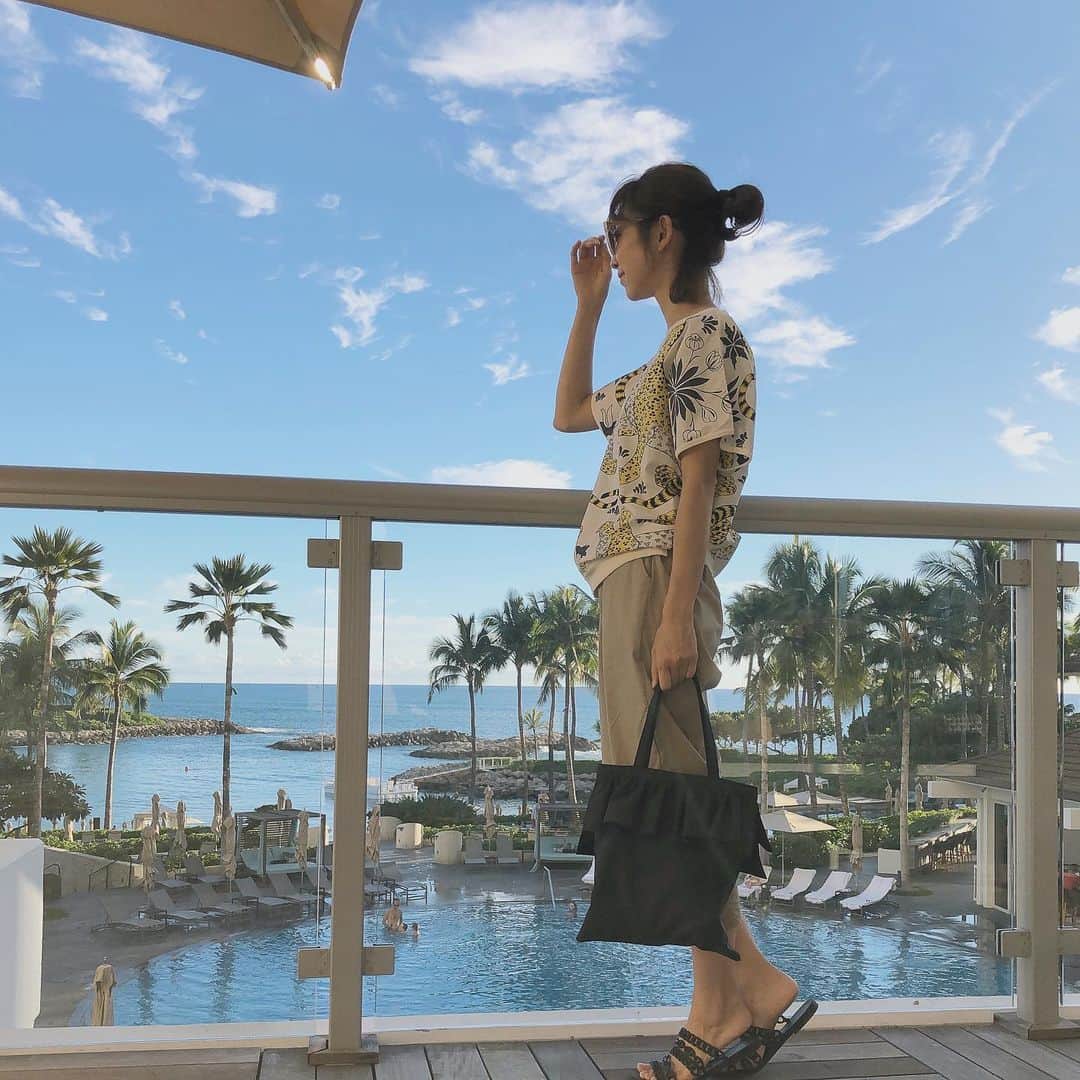 木本泉さんのインスタグラム写真 - (木本泉Instagram)「-﻿ お天気良すぎ☀️﻿ ﻿ poolからキッズ達が離れないので笑﻿ 大人達はプールサイドでタコス&ポテト🍟﻿ ﻿ ノンビリ🌴﻿ ﻿ ﻿ #Hawaii#poolday#coordinate#コーディネート」11月12日 8時06分 - izumikimoto