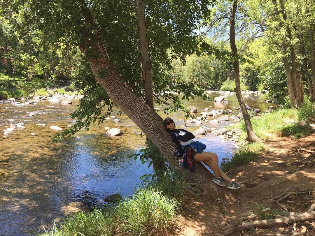 納富有沙のインスタグラム：「. Beautiful river in Sedona✨ . . . セドナでちょっとだけ川遊びもした😂 すんんんごい綺麗でつめたーい川だったので最高でした❤️ . . . #lasvegas #lasvegastrip #sedona #sedonaarizona #spiritualplace #view #scenery #superbview #amazing #river  #japan #usa #actress  #ラスベガス #ラスベガス旅行 #セドナ #パワースポット #絶景 #景色」