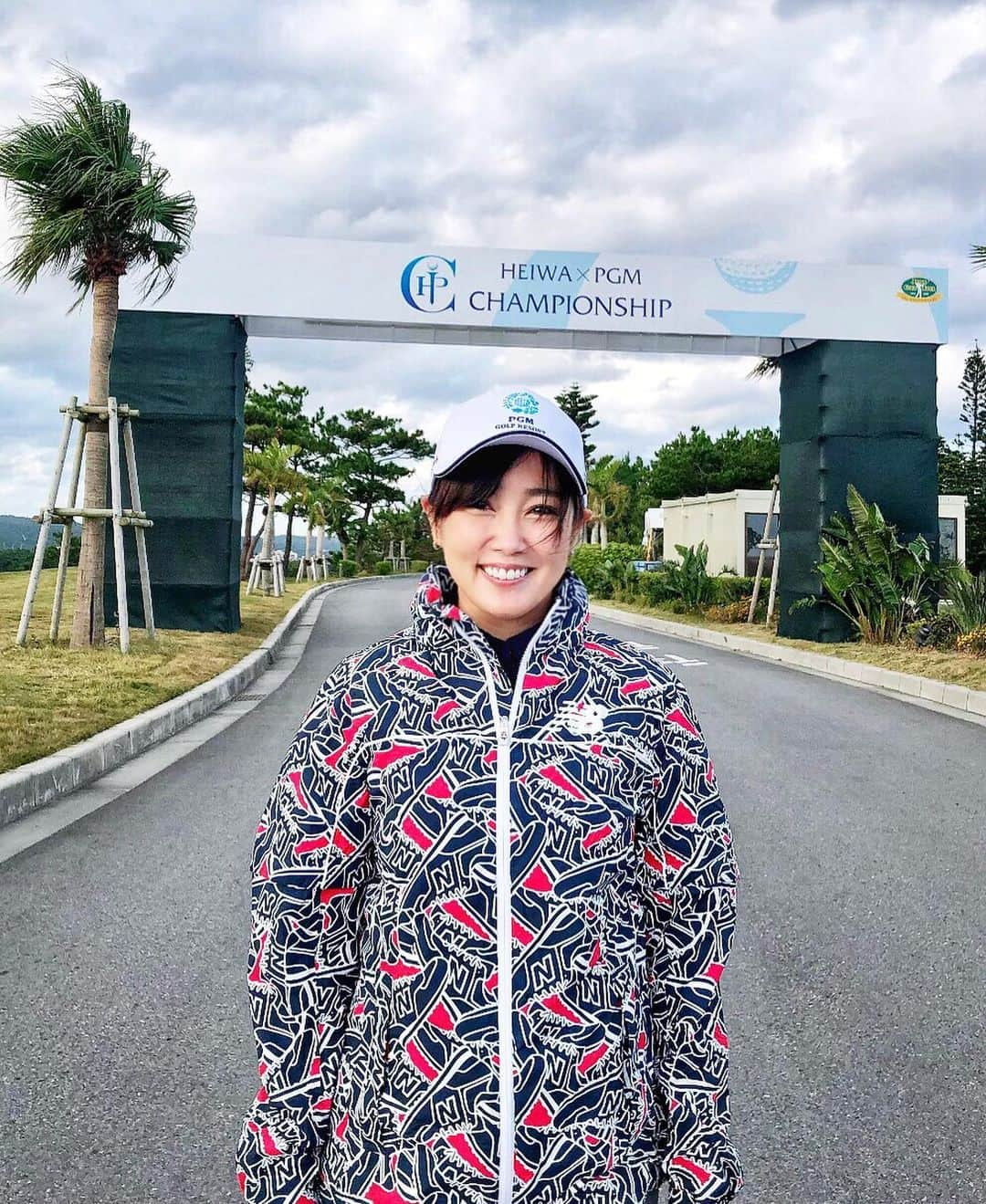 吉永愛さんのインスタグラム写真 - (吉永愛Instagram)「男子ゴルフトーナメント⛳️ 『 HEIWA・PGM CHAMPIONSHIP』が沖縄県国頭郡恩納村にあるPGMゴルフリゾート沖縄にて開催されました！ 優勝は、チェホソン選手がトータル14アンダーでツアー通算3勝目✨ プレーはもちろん、あのスイングにギャラリーも楽しまれたようです😍 ⭐︎ そして今回、トーナメントのコースをプレイするご機会を頂き、沖縄に行って来ました！ 残念ながら…都合がつかず、トーナメントには間に合いませんでしたが…😆 プロがプレイするコースは…やはり、難しかったーーーーーー🤣🤣🤣 ⭐︎ グリーンがとても速く、グリーンまわりの傾斜も急で、ちょっと打ちすぎると往復の嵐😂 バンカーは、庭園のように綺麗なんですが… 数も多く…高い…🤣 ⭐︎ また、ラフに落ちると打てなくて、2打目に苦戦しました💦 でも、海と青空のもと、シチュエーションは最高‼️お天気にも恵まれて、とても楽しかったです❤️素晴らしいコースでした✨ こんなご機会を頂きありがとうございました😊 スコアは57.49.106🔴 #ゴルフトーナメント #沖縄 #HEIWAPGMCHAMPIONSHIP #チェホソン  #pgmゴルフ #newbalance  #ゴルフ #ゴルフ女子 #golf #vg_fashion  #epic #キャロウェイ #ゴルフスイング #callaway」11月12日 8時18分 - a.i.yy