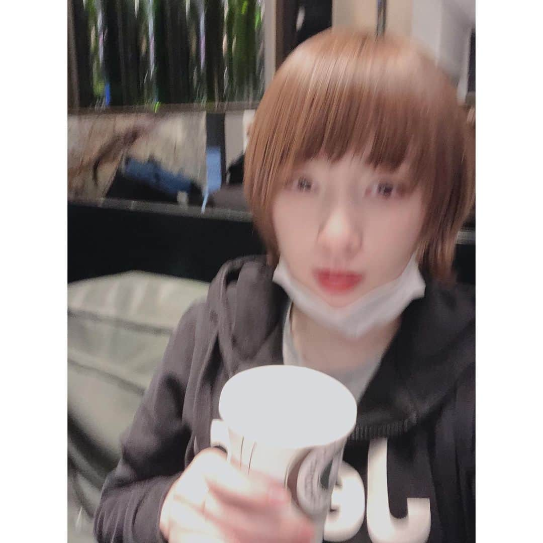 ソ・ヒョウオンさんのインスタグラム写真 - (ソ・ヒョウオンInstagram)「졸리다..😴 커피 두잔째 #☕️☕️」11月12日 8時23分 - suh_hyowon_