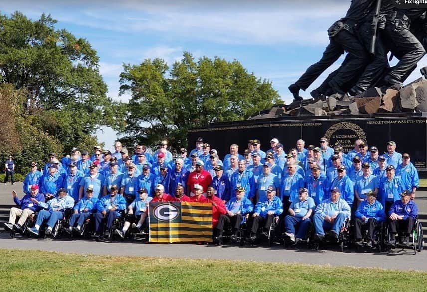 ジョンソンヴィルのインスタグラム：「As we salute our Veterans, we share some special memories that three of our Johnsonville members had in accompanying Veterans as part of the @starsandstripeshonorflight last month. Johnsonville was a co-sponsor of the flight from Green Bay to Washington D.C., with the @Packers  As Johnsonville and Veteran Deb H. said, “This flight gave a Veteran his day of recognition and thanks that was long overdue. This experience also gave me the opportunity to serve as a Guardian and accompany a Veteran on his trip of a lifetime. I couldn’t even begin to imagine just how special this day was going to be for both of us.” #VeteransDay2019」