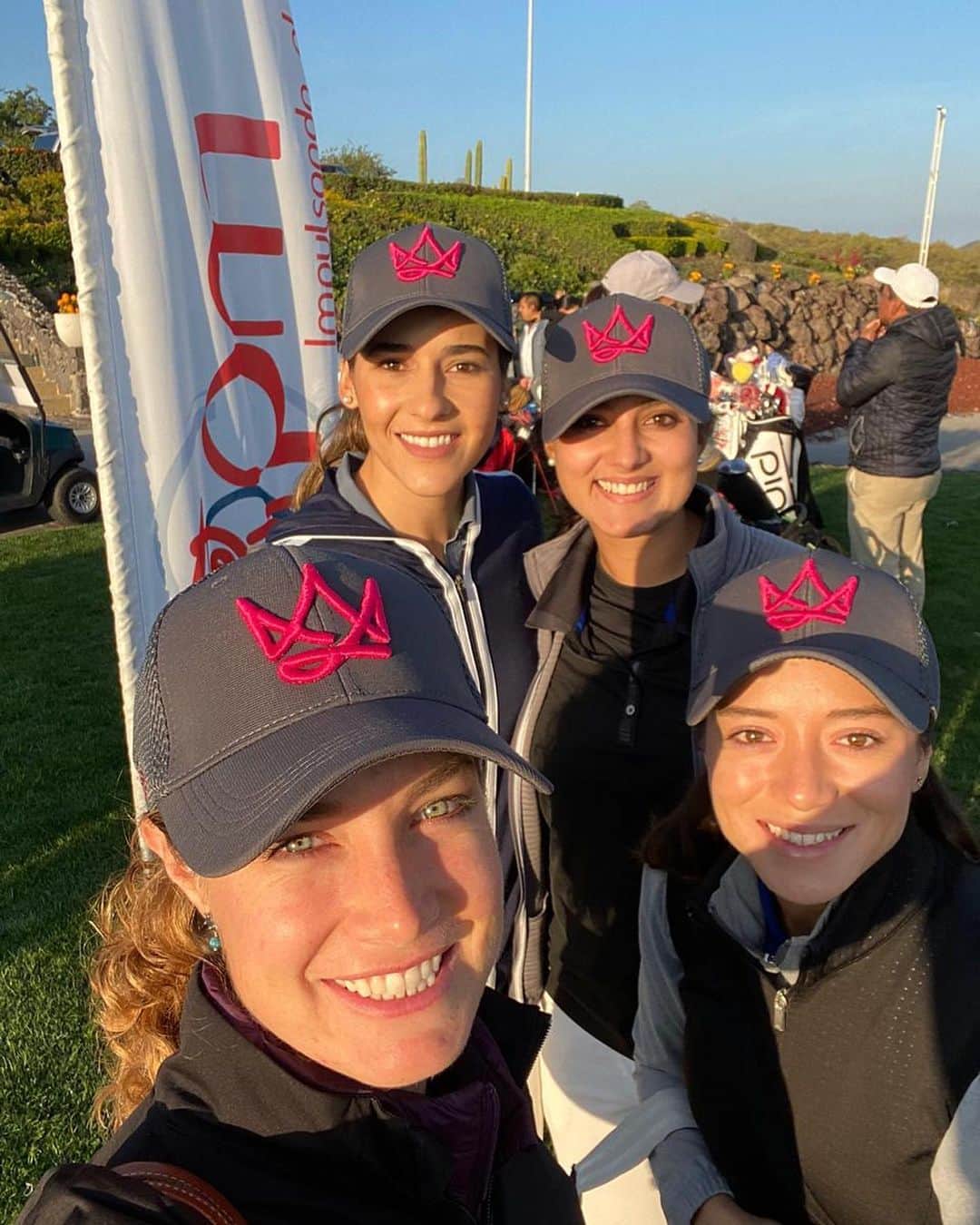 のインスタグラム：「Increíble la segunda edición del @kogne_ pro am VIP de @igpmgolf presentado por @casasplatinooficial. Gracias a todos los socios estratégicos, participantes y voluntarias que dieron su 1000% para hacerlo posible! A Zibatá por siempre recibirnos con los brazos abiertos🙌 Gracias @lor8a @rafaelalarconmenchaca @lilialvarezsalum1 y @violeta.relela por ser unos fregones y atreverse a seguir haciendo grandes cosas en Mexico! A #seguirsumando!! 🙌❤️💪🇲🇽」