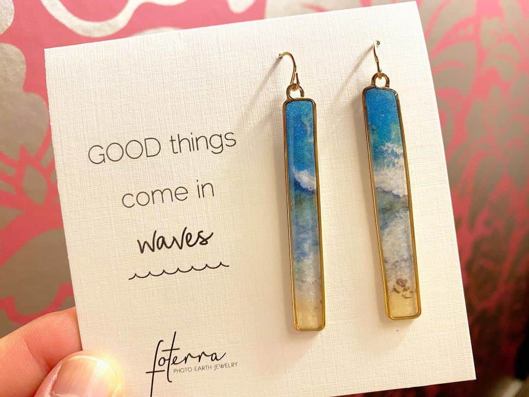 興梠友理のインスタグラム：「@foterrajewelry - PHOTO EARTH JEWELRY “GOOD things come in waves” ・ I loved this so much that I wore it every day while in Hawaii😍 ・ 今回全く予定になかった買い物だけど、何気に1番のお気に入りで滞在中ずっとつけていました☺️ ・ ビーチアイテムのセレクトショップ『SAND PEOPLE』で販売していました。(アラモアナやワイキキに数店舗あります) ・ これは海関連の写真をアクセサリーにしたもので、ピアス以外にも色々種類があって目移りしてしまいます😍裏にはアクセサリーで実際使っている写真がついてくるのも嬉しい✨使っている金属はシルバーかゴールドフィルドなので金属アレルギーの人も大丈夫かな？ ・ 来年の夏は日本でもたくさんつけよう💕 (その前にまたハワイ行けないかな…www) ・ #ハワイ #ワイキキ #サンドピープル #フォテラ #フォテラジュエリー #ビーチアクセサリー #フォトアクセサリー  #hawaii waikiki sandpeople #foterra #foterrajewelry #beachaccessories #photoaccessories」