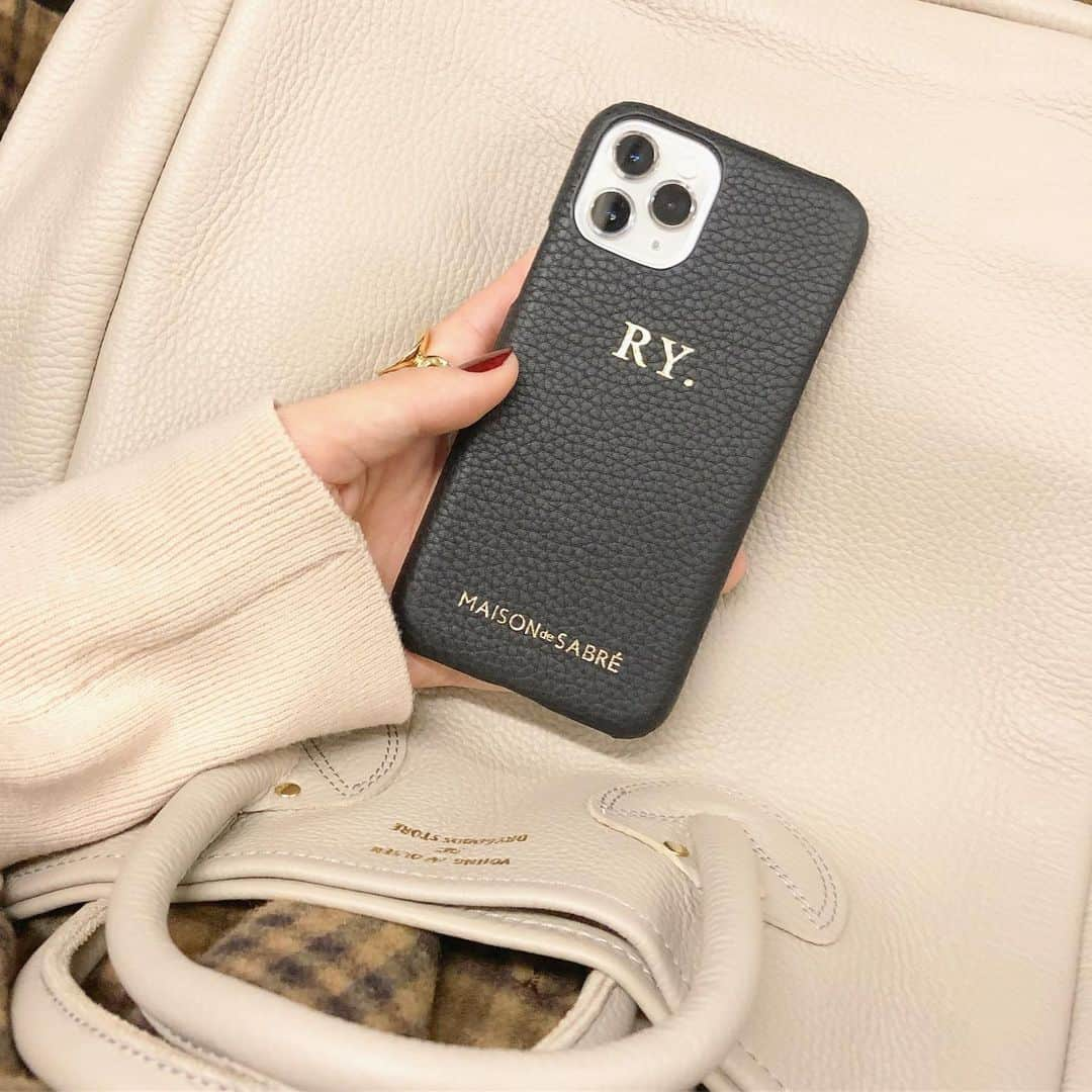 ryokoさんのインスタグラム写真 - (ryokoInstagram)「最近機種変して #iPhone11pro に☺︎ 発売したばかりだからなかなか可愛いケースに出会えず..そんな中やっと出会えた @maisondesabre の iPhonecase❤︎上質なレザーと好きなアルファベットを刻印できて自分好みにカスタマイズできるところもよい☺︎ ． ブラックだけじゃなく他にもカラフルで可愛いカラーがたくさんありましたよ🌈5%OFFクーポンよければ使ってください☺︎ ディスカウントコード:【RY5】 ． ． ． #メゾンドサブレ #maisondesabre #iPhonecase #caseiPhone #iPhone11 #locari #fashion #レザー #ブラック #ベージュ #モノグラム # iPhoneケース #スマホケース」11月12日 8時46分 - ry.0123