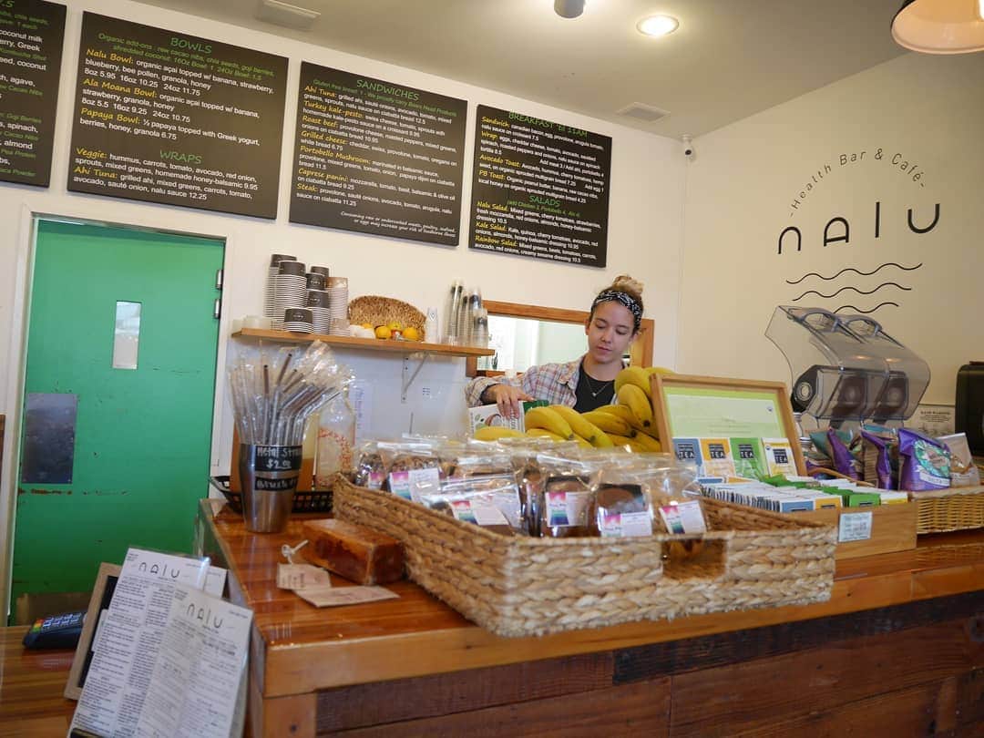本仮屋リイナさんのインスタグラム写真 - (本仮屋リイナInstagram)「「壁がかわいいから撮って📷」と夫に頼んだら、半分しか写ってなかったよ🤗おっとっと #お店の名前naluは、波の意味 #だから、壁は波の絵🌊 #organic #cafe #hawaii」11月12日 8時40分 - riina_motokariya