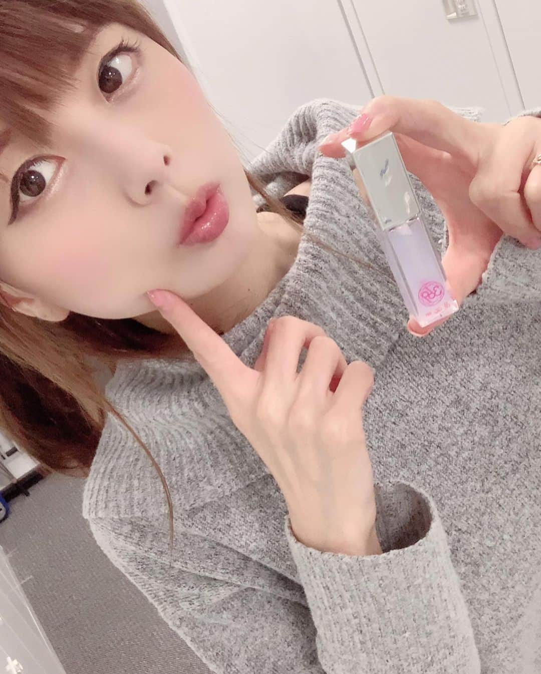 satomiさんのインスタグラム写真 - (satomiInstagram)「♡Newグロス♡ 透け感リッププランパー💄 * * リップ、グロス、口紅の三役こなしてくれるよ💋 自分だけの色に発色してくれるの😘 唇のpHや水分量によって色がピンク変わるから これ一本で毎日違う自分になれるよ❤ * ✅絶妙な透け感 ✅もちがいい ✅塗り直しいらず ✅乾燥知らず、ぷるぷるつやつや◡̈✨ * * ストーリーも見てね(●´人｀●） *  #369 #弥勒 #miroku #cherryblue #platinumkiss #staygold #透け感リッププランパー #透け感プランパー #リップ #グロス #唇乾燥 #リッププランパー #ラシャスリップス #新作リップ #cosme #コスメ好きさんと繋がりたい ＠jinendo369  http://369.ne.jp/lip/」11月12日 8時56分 - saatoomii47