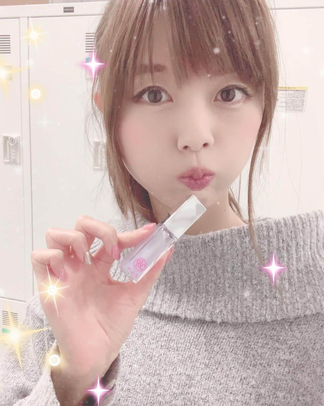 satomiさんのインスタグラム写真 - (satomiInstagram)「♡Newグロス♡ 透け感リッププランパー💄 * * リップ、グロス、口紅の三役こなしてくれるよ💋 自分だけの色に発色してくれるの😘 唇のpHや水分量によって色がピンク変わるから これ一本で毎日違う自分になれるよ❤ * ✅絶妙な透け感 ✅もちがいい ✅塗り直しいらず ✅乾燥知らず、ぷるぷるつやつや◡̈✨ * * ストーリーも見てね(●´人｀●） *  #369 #弥勒 #miroku #cherryblue #platinumkiss #staygold #透け感リッププランパー #透け感プランパー #リップ #グロス #唇乾燥 #リッププランパー #ラシャスリップス #新作リップ #cosme #コスメ好きさんと繋がりたい ＠jinendo369  http://369.ne.jp/lip/」11月12日 8時56分 - saatoomii47