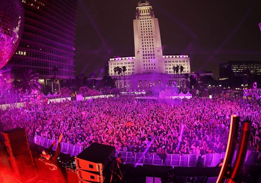 カスケイドさんのインスタグラム写真 - (カスケイドInstagram)「• D T L A • R E D U X •  THANK YOU for another incredible show here in Los Angeles!  You guys always showing up and bringing the best vibes, making the night so memorable.  Much love to my team and the fam over @insomniacevents for really putting in the effort.  And to my friends who set the mood @latenightalumni @lokiimusic @mrtapemusic @liplessmusic.  This is what dreams look like.」11月12日 8時49分 - kaskade