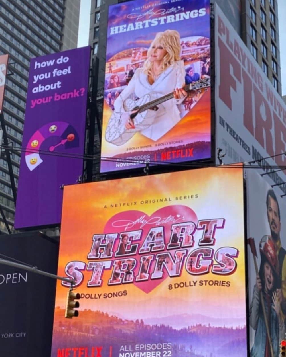 ロッチェル・エイツのインスタグラム：「This is in time square. Dolly Parton’s “Heartstrings” series will air on @netflix Nov. 22nd! 8 stories, 8 songs. “Cracker Jack” is my episode w/ @msjessicacollins @sarahshahi @hollywoodfarmgirl. Can’t wait for you all to see it!」