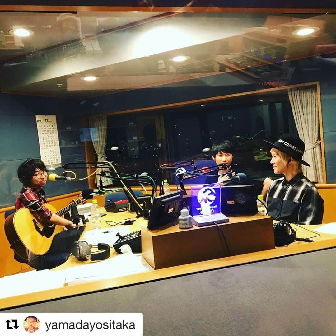 橋口洋平さんのインスタグラム写真 - (橋口洋平Instagram)「久々の吉田山田がさすがすぎて。オンエアであんなに笑い泣きしたの、この7年で初めてだと思う。声がちょっと心配だったから弾き語りお休みさせてもらおうかと思ってたら、よっちゃんが「俺が歌うよ」と、結を一節歌ってくれたのでした。優しいか。でも笑い過ぎて結局声枯れたけど。笑  でもお陰で今日はばっちり。HMVエソラ池袋でのインストアライブ、お待ちしてます（あ、wacciのです笑 吉田山田は週末にたまプラと新三郷であるようですよ）  #Repost @yamadayositaka with @get_repost ・・・ 📻📻📻 橋口くんありがとう！ そして橋口くんごめんよ！ 色々あったけどまた呼んでね✌︎ #ワチドア #これからのお時間は是非 #ラジオクラウドで #吉田山田のポッとでなふたり  #お聴きください #そして今日から1週間 #tvk #関内デビル #ゲストです #よろしく」11月12日 8時51分 - hashiguchi_wacci