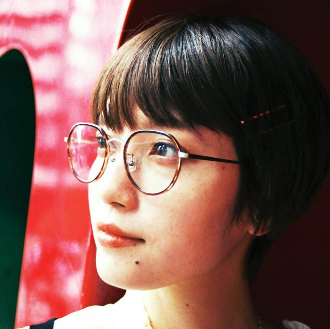 Zoff Officialのインスタグラム：「Zoff CLASSIC / ZP191009_43A1 Model @_makiyo_ こなれ感のあるレイヤードスタイルに、クラシカルなセル巻きのフレームで知的な雰囲気をプラス。 ボリュームのある襟元には、スッキリさせたヘアスタイルと華奢なメガネがよく似合う。顔まわりの足し引きが綺麗にまとまったスタイリングです。 #Zoff #FASHION #eyewearstyle #メガネ #ゾフ女子 #Zoffコーデ #新宿  #西武新宿ペペ #新宿マルイ本館 #新宿ルミネエスト」