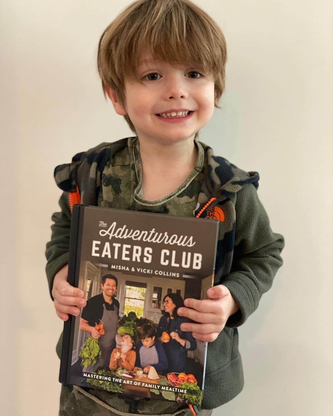 ダニール・ハリスさんのインスタグラム写真 - (ダニール・ハリスInstagram)「Take it from this guy..The Adventurous Eaters Club belongs in your shopping cart today! Get your copy and try the Kale and Bacon Sushi recipe with us. Stay tuned for highlights from a little Father/Son cooking session later this week. All of the proceeds from the sale of the book will go to non-profits bringing healthy food to low income families and the book itself is designed to get American families eating healthier... so let’s get cooking! #theadventurouseatersclub #linkinbio」11月12日 9時06分 - danneelackles512