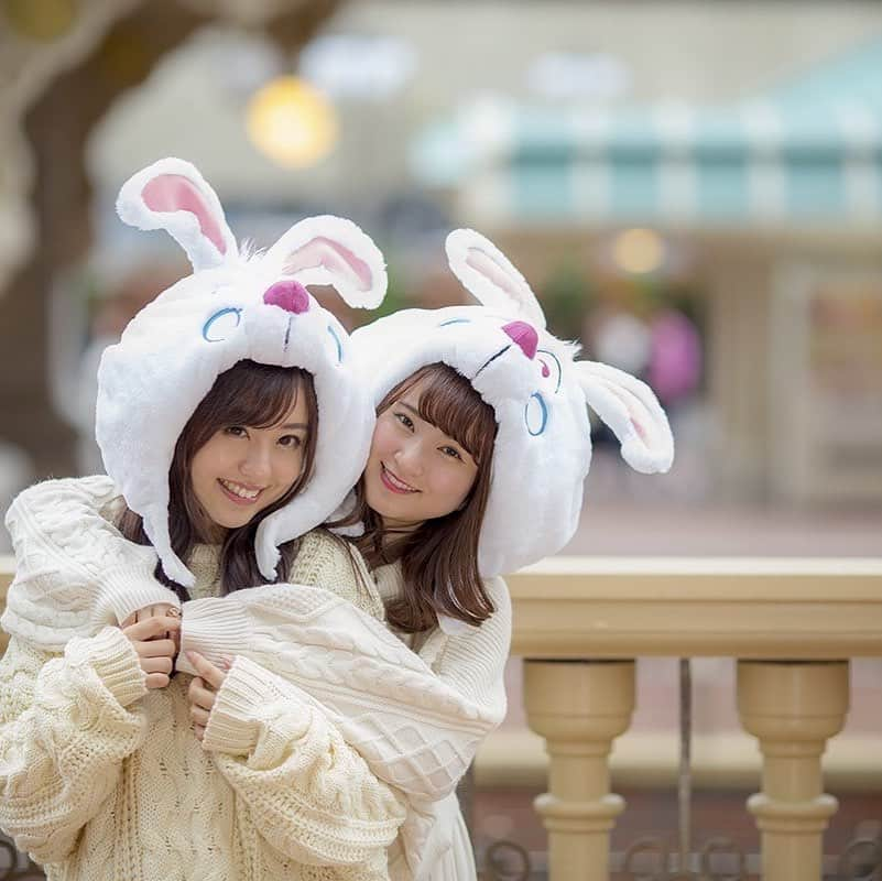 河村友歌のインスタグラム：「🐰🐰 え、もうディズニー行ってから1週間も経ったの！？ えーーーーーー👀👀👀 また再来週も行くよ！！！！💪💪 こちらはmomoで出会ったまいちゃん、次回は高校から一緒のまいちゃん！！！#ディズニー　#ディズニーランド#disneyland #disney #tokyodisneyland」