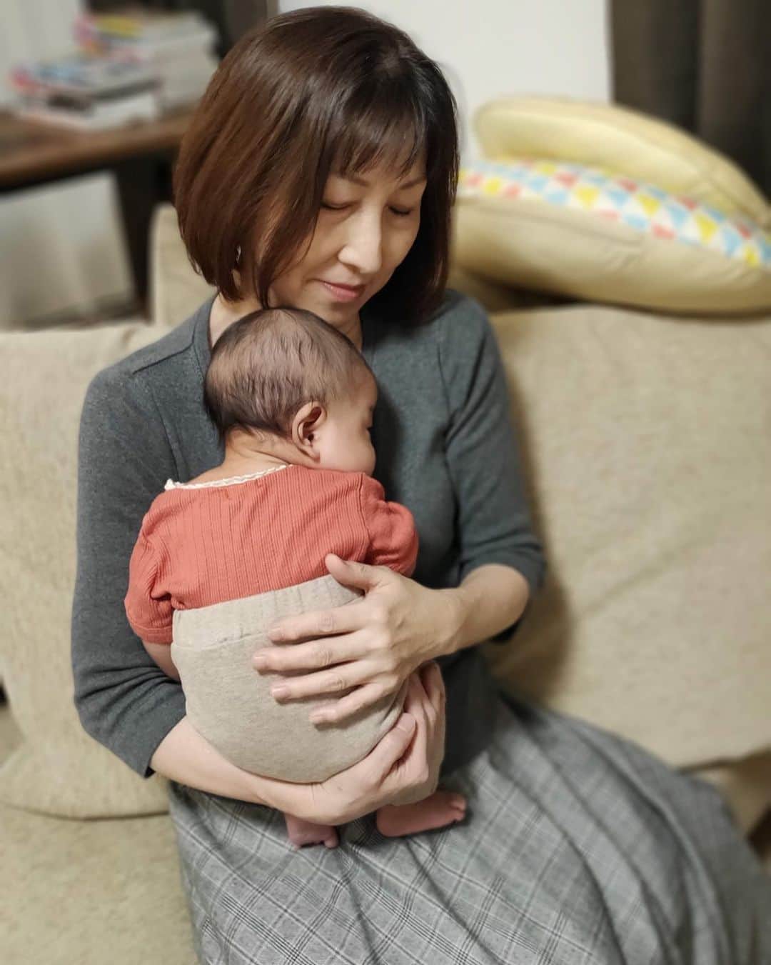 伊藤春香さんのインスタグラム写真 - (伊藤春香Instagram)「抱っこ好きの子。﻿ ﻿ ※母です﻿ ﻿ #ちびけん #生後1ヶ月 ﻿ #はじめての長ズボン」11月12日 9時08分 - ha_chu