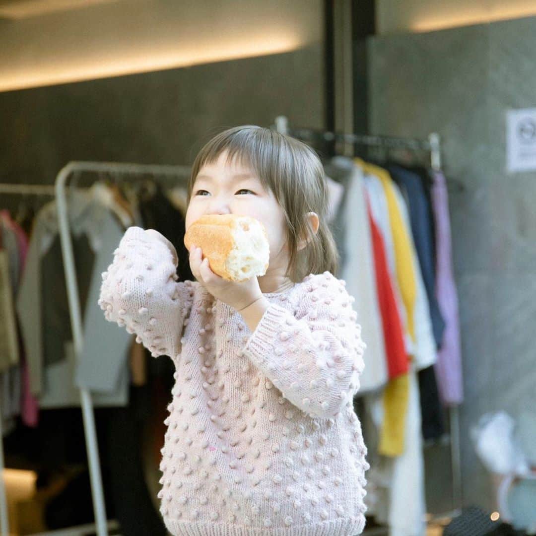 坂本美雨さんのインスタグラム写真 - (坂本美雨Instagram)「『みて！ヒジみたいっしょ！』 とのこと  #幼児と大きいパン ある日の #今日のなまこちゃん #食べかけカウンターにしばらく放置してすいません photo @yamaguchi_akihiro」11月12日 9時09分 - miu_sakamoto
