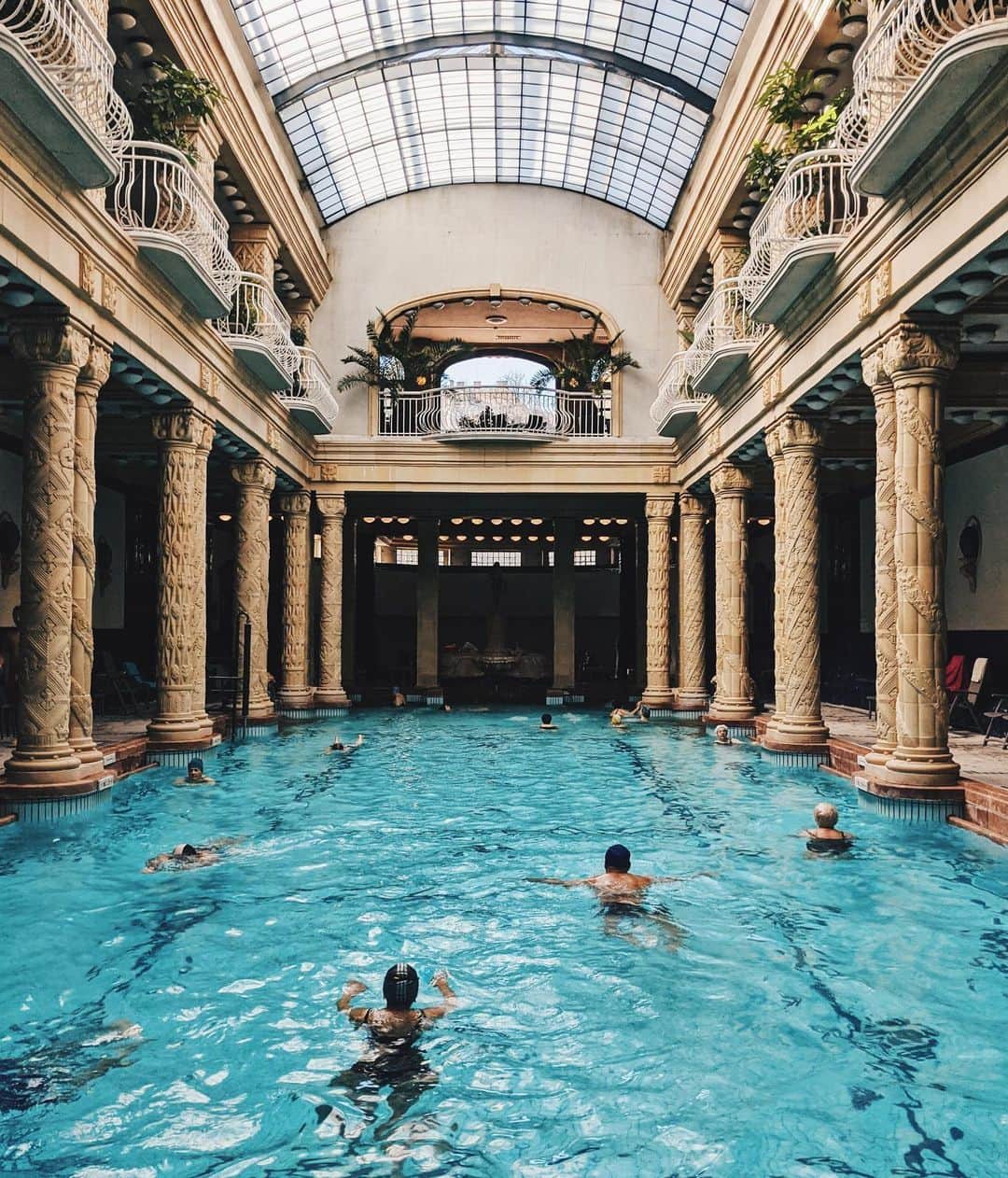 マドモアゼル・ユリアさんのインスタグラム写真 - (マドモアゼル・ユリアInstagram)「ゲッレールト温泉に行ってきました！ 温泉文化のある国ってやっぱ最高です🙏🏻♨️ ここにはプール、温泉、サウナ等がありました🏊‍♀️♨️ マシューバーニーのクレマスター5の舞台にもなった温泉で、絶対行きたかった場所なので嬉しい🥰  I went to Gellert Thermal Bath in Budapest! They have bath, pool, and sauna♨️ It reminded me that bathing culture is amazing ♨️ This place appeared in Cremaster 5 by Matthew Barney so I really wanted to come🥰  @bcefw @hfdagency @spiceofeurope #spiceofeurope #bcefw #bcefwss20 #ブダペスト#Budapest #ゲッレールト温泉 #gellertbaths #pixelで撮影」11月12日 9時10分 - mademoiselle_yulia