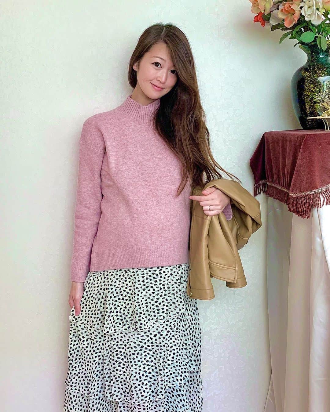 花田浩菜のインスタグラム：「#クリスマスパーティー の時は明るい服が着たくて、ピンクのニット×ホワイトスカートにしてみた🎄💕 . . 毎年この時期になると赤とかピンクが着たくなる😍最近モノトーンが多かったから気分もハッピーになりました😊 @7things.official のスカートはフリルも可愛いのに大人柄だから合わせやすい❤️どんなトップスにもあって、春くらいまで全然使えそうなのが嬉しい😍 . . knit.#uniqlo @uniqlo_ginza  skirt.#7things @7things.official . . . #ootd #coordinate  #マタニティコーデ #ママコーデ #男の子ママ #妊娠9ヶ月 #2人目妊娠中 #12月出産予定 #女の子ママ予定 #今日のコーデ #赤ちゃんのいる生活 #l4l #ユニクロ #ユニクロの輪 #スフレヤーンモックネックセーター #ユニクロニット族 #happy #happydays」