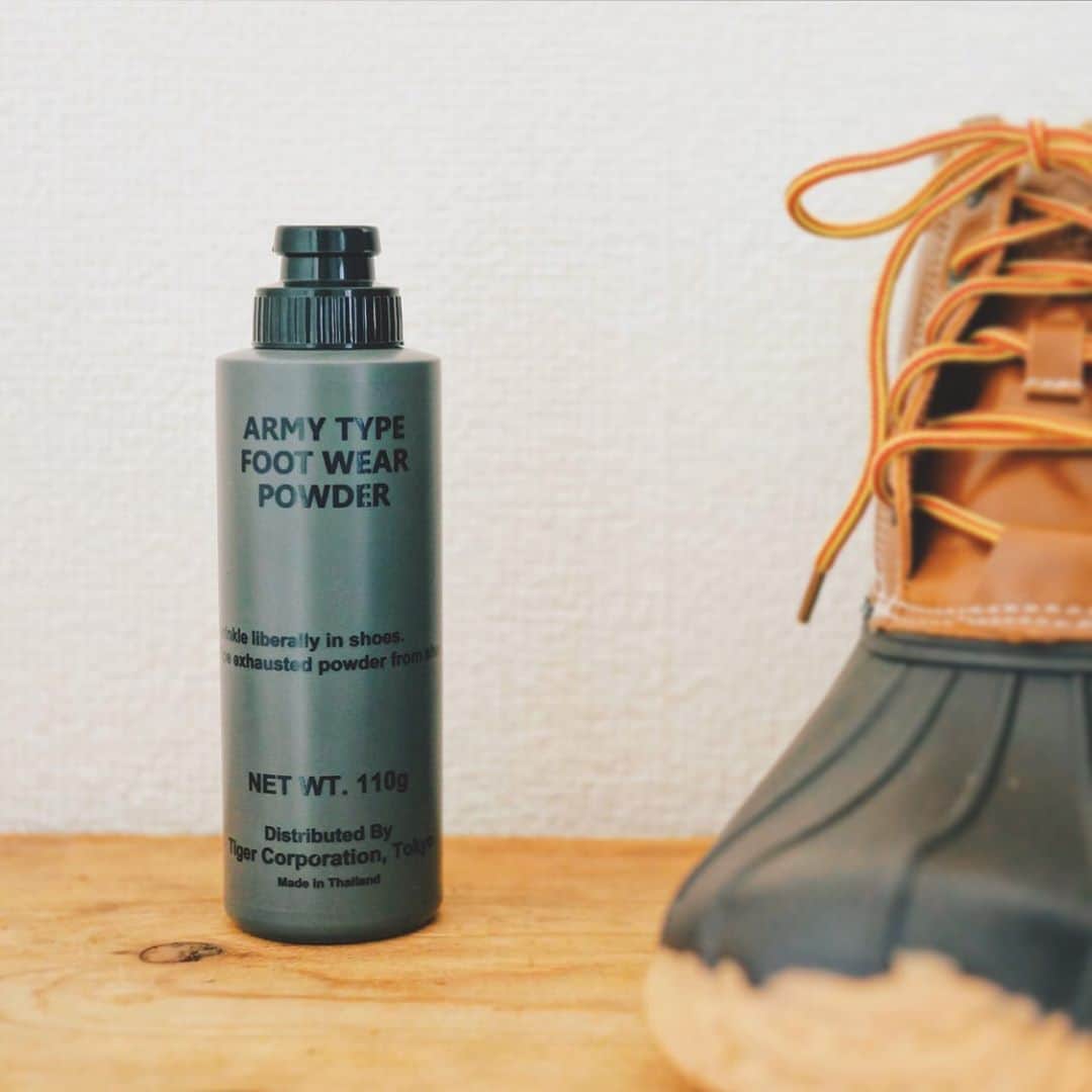 のインスタグラム：「🦶 . #おもむろにMY殿堂入り ♯008【ARMY TYPE FOOT WEAR POWDER】 ──────────────────── ミリタリーなボトルの中に、白い粉。 物々しい組み合わせに若干ソワソワしますが、 つまるところ、靴の消臭・抗菌パウダー。  元々米軍で使用されていた製品があって、 そのオリジナルのボトルを再現しつつ、 中身は全く新しい日本製の天然素材の 消臭、抗菌効果のあるパウダー。  年中ブーツの自衛隊員がターゲットだけに 文句なしの消臭効果。これからの季節は特に活躍。 Don't be afraid of ブーツ！からの お座敷！  靴の消臭パウダーといえば、ほかにも グランズレメディ、フットクリア、スメルフレッシュ… どれもけっこう効果あるので これじゃなきゃダメ！ってことも無いのだけど。  自衛隊で効果検証済みというパワーワードと 玄関にあっても悪目立ちしない姿(ARMYだけに) 本体からそのまま振りかけるだけの手軽さ、 レモングラスとミントのほのかな香り、 気付けばリピート殿堂入り。  問題はただひとつ、売ってるとこが少ない。 . ▶︎東京道具商会 (👈ここ面白いもの沢山ある) amazonだと品切れしてるみたいですが 楽天、ヤフーSにはあるみたいです。 あと東急ハンズにもありました。  #armytypefotwearpowder #footwearpowder #魔法の粉 #フットウエアパウダー #靴の消臭パウダー #パケ買い #パケ買い道場 #packagedesign #またどこかで日用品特集やりたい」