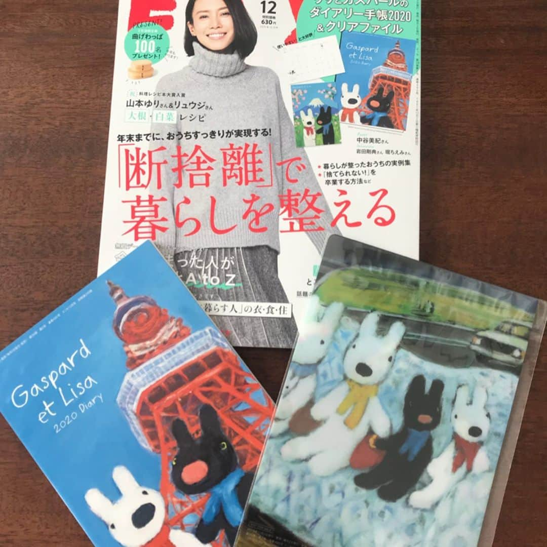 山本ゆりさんのインスタグラム写真 - (山本ゆりInstagram)「掲載誌のお知らせです。﻿ ﻿ ESSE12月号にて、バズレシピのリュウジさんとともに白菜&大根レシピを担当してます。(私は大根担)﻿ ﻿ この写真はカメラマンの難波さんに撮って頂いた写真で、大根1本使い切ったお鍋です。大根と豚肉しか入ってないんでめちゃくちゃ簡単。﻿ ﻿ 「ESSEオンライン 大根 鍋」で検索したらレシピ出てきますんで、良かったら「大根」で検索してみてください。(なんで回り道させるん)﻿ ﻿ 1/2本使い切りレシピが5つ、お鍋1つ紹介してるんで良かったら見てください。﻿ ﻿ あと毎月の連載、「syunkonカフェ ひたひたに注いでコトコト煮つめた話」もあります！(写真6枚目)﻿ ﻿ 今月号は「ありがとうヒートテック」。﻿ ﻿ 本誌の最後の最後、裏表紙めくったところで毎月一言つぶやいてるんで(1000文字のエッセイとレシピ。一言レベルじゃない)、こちらも読んで頂けたら、というより存在に気づいて頂けたら嬉しいです。「今月のESSEはどうでしたか」の読者アンケートよりさらに後ろのページです。﻿ ﻿ #ESSE #イーエスエスイーエーッセ #毎月こんなに断捨離を勧められるのに一向に減らん﻿ ﻿ ﻿ ﻿ ﻿ ﻿ ﻿ ﻿ ﻿ ﻿ ﻿ ﻿ ﻿ ﻿」11月12日 9時28分 - yamamoto0507