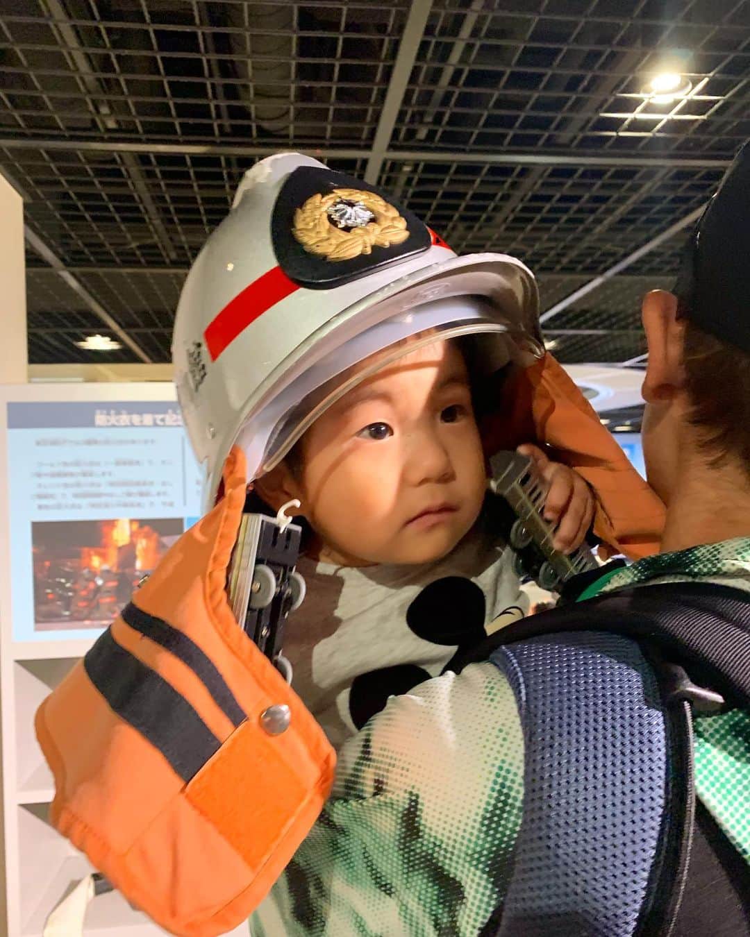 藤田志穂さんのインスタグラム写真 - (藤田志穂Instagram)「電車を両手に持って、消防博物館へ🚒 ・ 日曜日でもそんな混んでなくて見やすいけど、子供が楽しめるフロアは少ないかな🤔 ・ 子連れもいたけど、大人の人も結構いたなぁ🕴 ・ それにしても 息子のセットアップ姿。。。パジャマにしか見えないのは何故だろう😂 ・ #消防博物館  #乗り物大好き #消防車 #和顔 #2歳 #男の子ママ #ちびっこジャイアン #世界は俺中心だと思ってる #ふじたの子育て」11月12日 9時47分 - shiho_fujita44