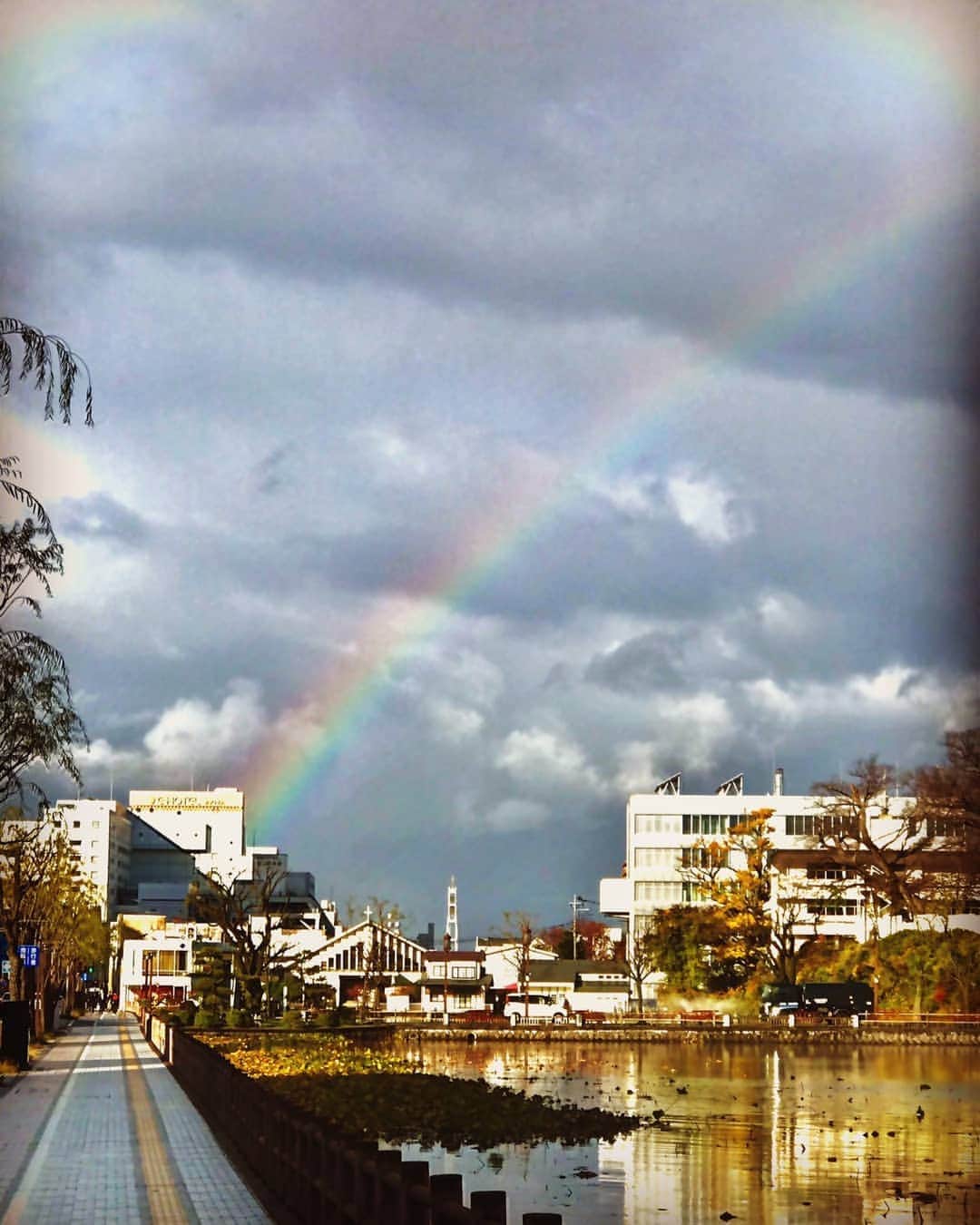 のインスタグラム：「秋田の朝ウォーキング！とっても綺麗な虹に出会いました🌈秋田のみなさん今夜素敵な時間にしましょうね♪ #DEEN #vocal #池森秀一 #music #musicproducer #newjourney #balladsinlove #tour #東北 #秋田 #池散歩 #rainbow」