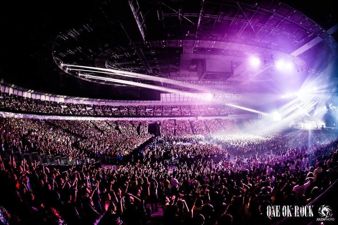 Julen Esteban-Pretelのインスタグラム：「@oneokrockofficial at Yokohama Arena - Day 1 #ONEOKROCK #EyeOfTheStorm #JapanTour #JulenPhoto #TOURDREAMS」