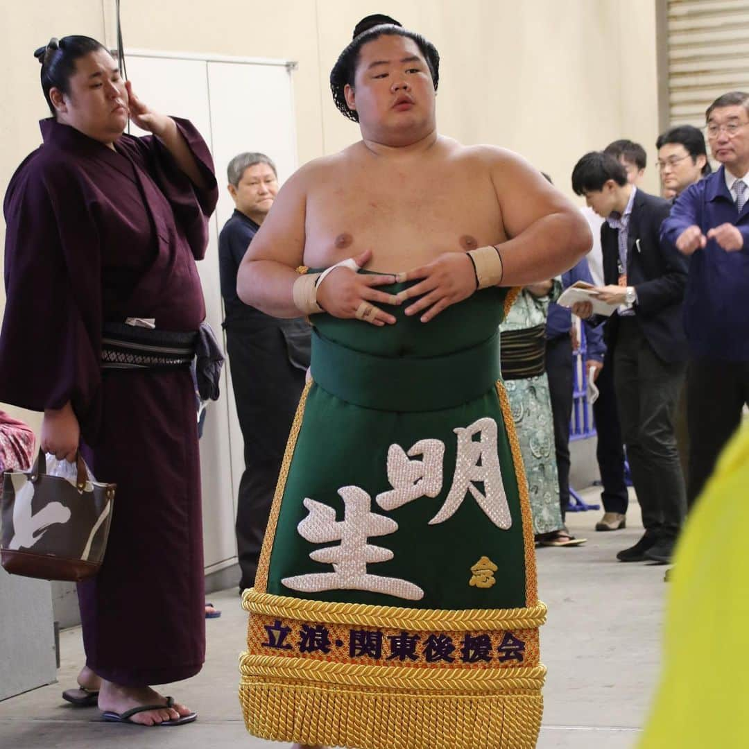 日本相撲協会さんのインスタグラム写真 - (日本相撲協会Instagram)「幕内土俵入りに向かう、関取衆。﻿ 九州場所では、関取を間近で応援できます！﻿ ※写真は昨日、2日目の様子﻿ ﻿ @sumokyokai ﻿ #sumo﻿  #相撲 ﻿ #力士﻿ #お相撲さん﻿ #大相撲 ﻿ #11月場所 ﻿ #九州場所 ﻿ #福岡県 ﻿ #福岡 ﻿ #博多 ﻿ #九州　﻿ #博多旅行﻿ #九州旅行﻿ #博多観光﻿ #福岡国際センター﻿ ﻿ ﻿#大栄翔 #明生 #御嶽海 #剣翔 #明生 ﻿ #日本 ﻿ #japan ﻿ #sumo﻿ #sumowrestling﻿ #sumowrestler﻿ #sumowrestlers﻿ #samuraiwarrior﻿ #samuraiwarriors﻿ #japanculture」11月12日 9時47分 - sumokyokai