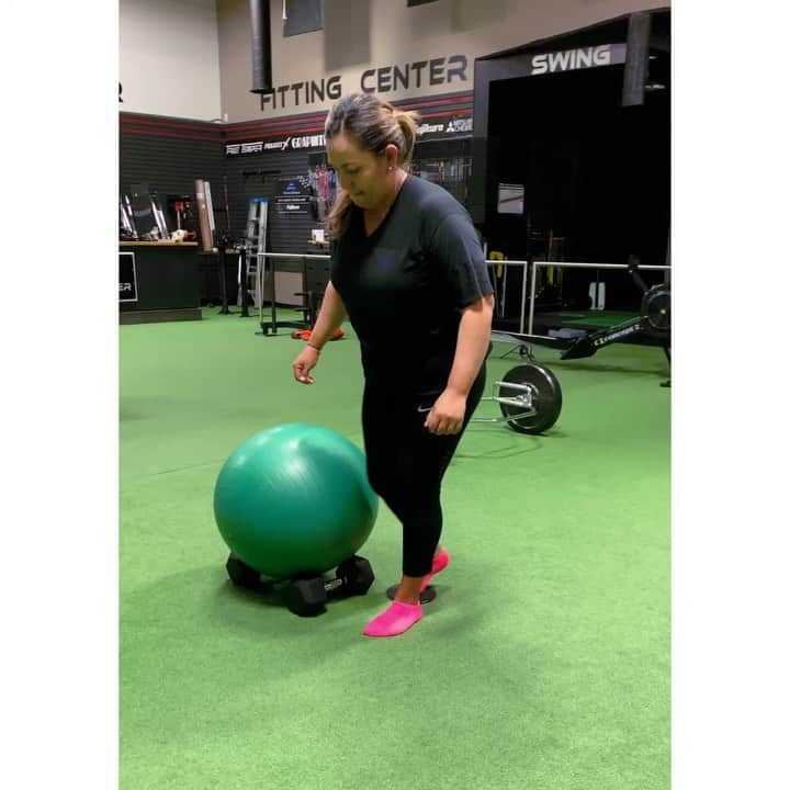 リセット・サラスのインスタグラム：「Glutes and core activated ✅  Side Note: these exercises are @forefitnessmvmt originals 👏🏽👏🏽👏🏽👏🏽👏🏽👏🏽👏🏽👏🏽 @forefitnessgolf」