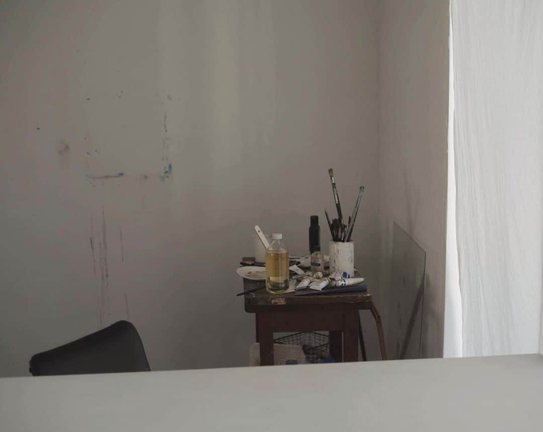 のインスタグラム：「iMacはもはやYouTubeなど遊びでしか使わなくなったので、こちらの部屋からはデジタルを廃して薄い布で仕切ることにしまして数日、良い具合です。 macbookだと取り出して開いてで頭が仕事に切り替わるので良いです。 iPhoneも離れたところに隔離する。 僕は意志が弱いので現状を打破したけりゃ環境を変えるしかないのだ。道具に使われてちゃあだめだ。 普段は何も置かない。 真っ白のテーブルから今日を始めるー。 #interior #インテリア」