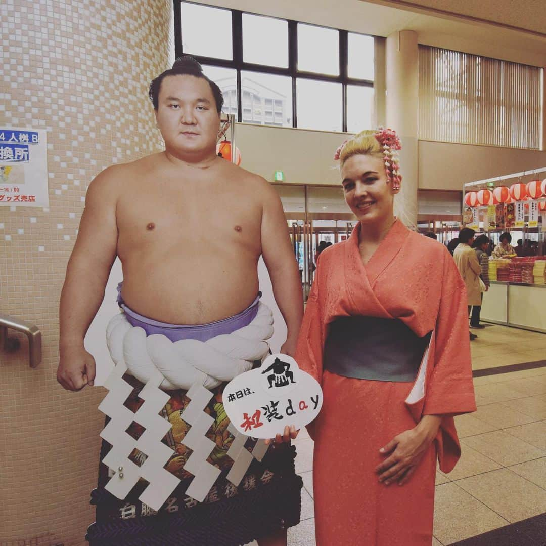 日本相撲協会さんのインスタグラム写真 - (日本相撲協会Instagram)「2日目の和装dayの様子です。﻿ ﻿ 九州場所の和装dayは特典盛りだくさん﻿ ・会場で着物レンタル&着付け﻿ ・行司さんと記念撮影﻿ ・豪華景品が当たる抽選会﻿ ・全員プレゼント﻿ ・取組終了後、土俵前で集合撮影﻿ ﻿ @sumokyokai ﻿ #sumo﻿  #相撲 ﻿ #力士﻿ #お相撲さん﻿ #大相撲 ﻿ #11月場所 ﻿ #九州場所 ﻿ #福岡県 ﻿ #福岡 ﻿ #博多 ﻿ #九州　﻿ ﻿ #和装﻿ #着物﻿ #和装day﻿ #きもの﻿ #博多帯﻿ #博多織﻿ #着物レンタル﻿ #着物コーディネート﻿ #着物女子﻿ #着物デート﻿ #きものコーデ﻿ #博多旅行﻿ #博多観光﻿ ﻿ #日本 ﻿ #japan ﻿ #sumo﻿ #sumowrestling﻿ #japanculture﻿ #japaneseculture﻿」11月12日 9時53分 - sumokyokai